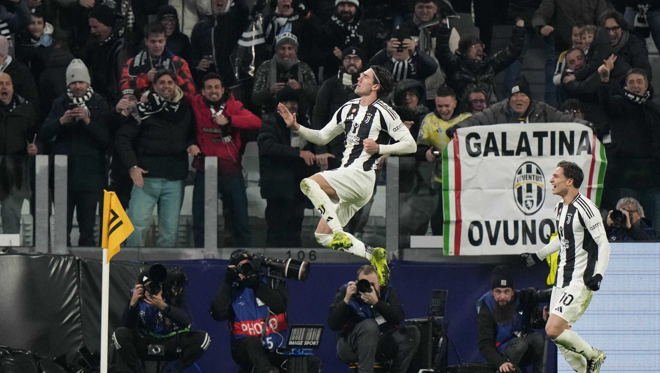 Juventus' Dusan Vlahovic celebrates after scoring his side's first goal during the Champions League, opening phase soccer match between Juventus and Manchester City at the Allianz stadium in Turin, Italy, Tuesday, Wednesday, Dec.11, 2024. (AP Photo/Luca Bruno)