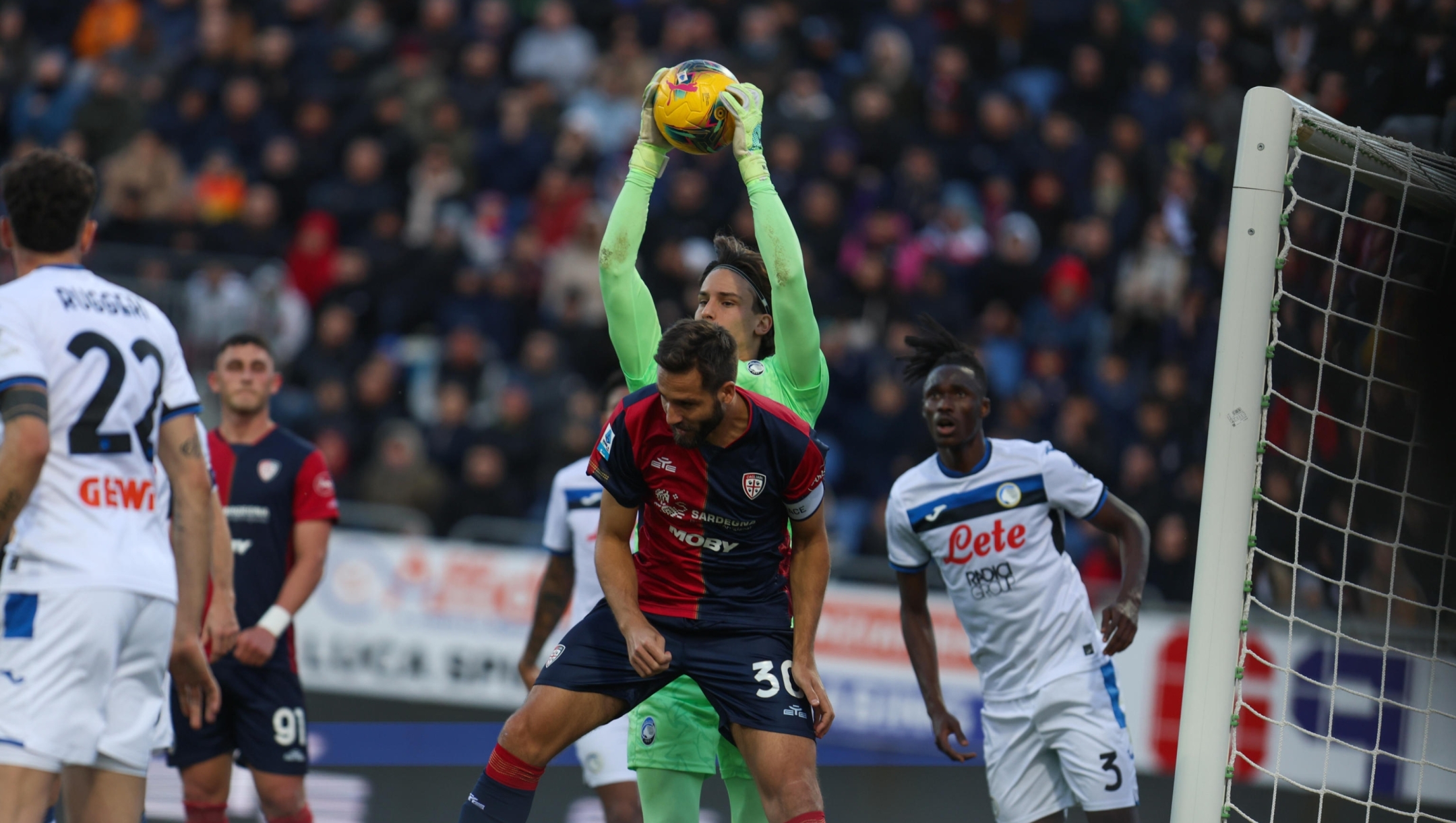 Cagliari's Leonardo Pavoletti and Atalanta's Marco Carnesecchi  in action during the Italian Serie A soccer match Cagliari calcio vs Atalanta BG at the Unipol domus in Cagliari, Italy, 14 december 2024.  ANSA/FABIO MURRU