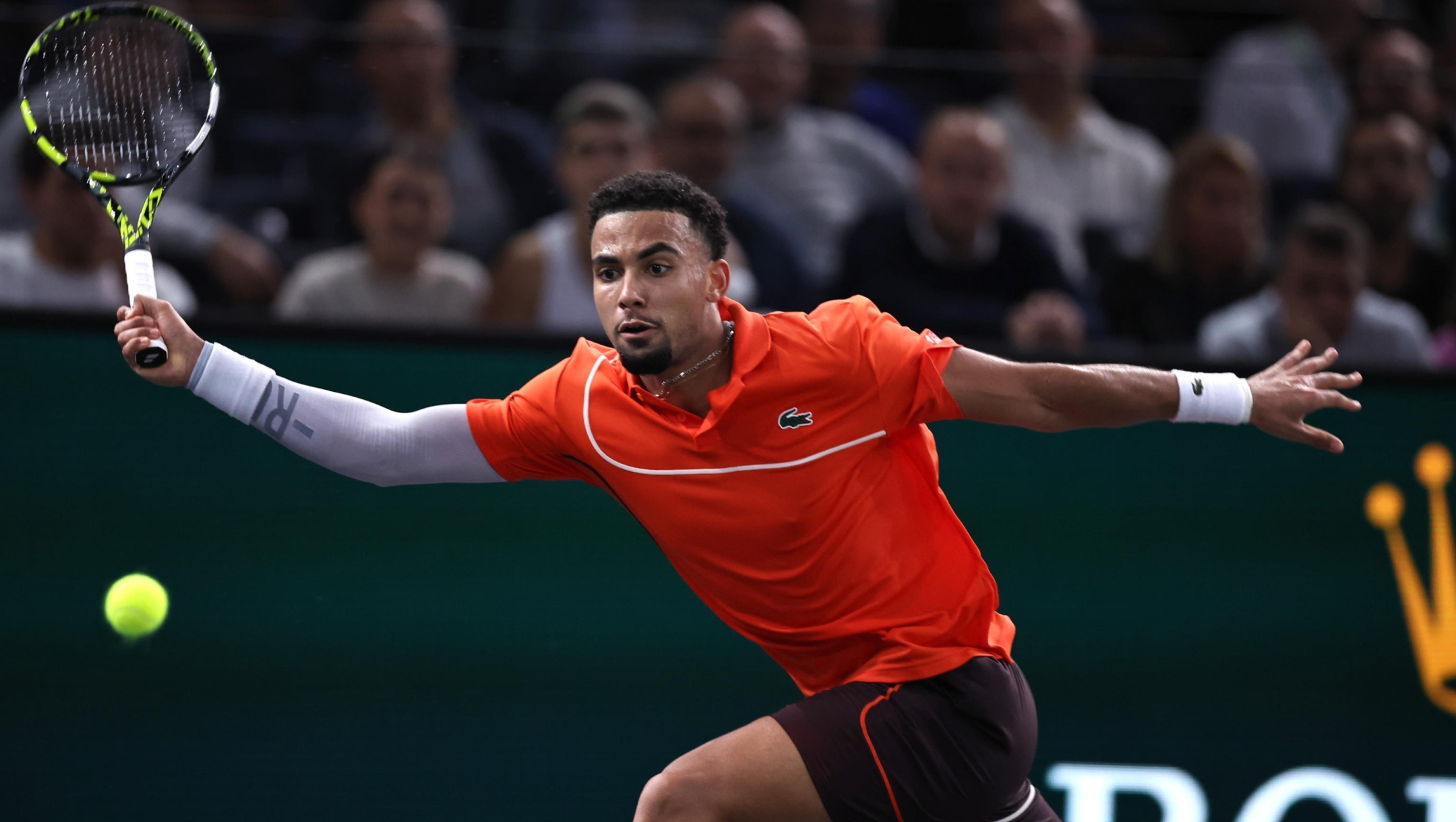 epa11694595 Arthur Fils of France in action during his round of 16 match against Alexander Zverev of Germany  at the Rolex Paris Masters tennis tournament in Paris, France, 31 October 2024.  EPA/CHRISTOPHE PETIT TESSON