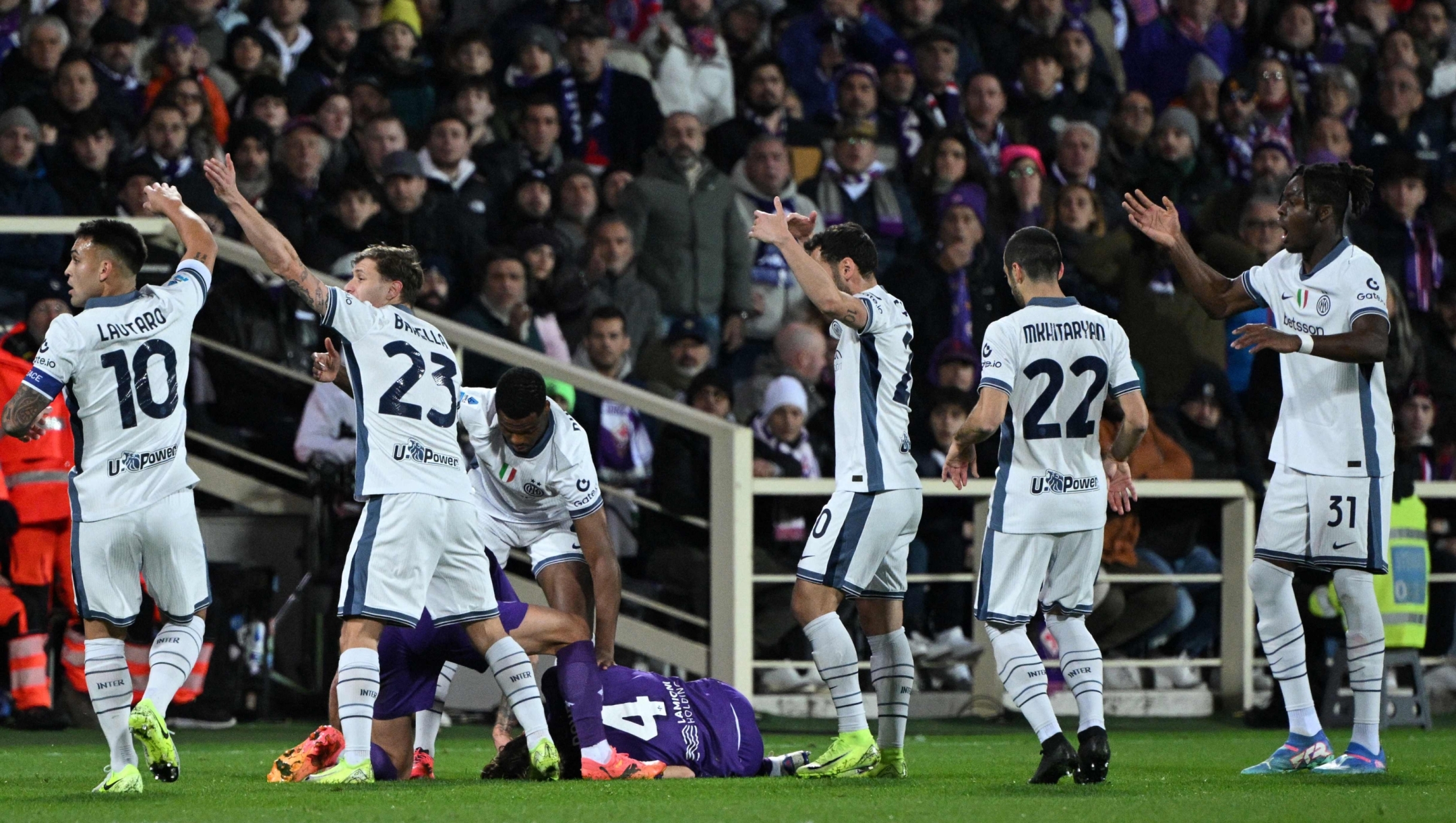 Fiorentina and Inter Milan players call for medics after Italian midfielder #04 Edoardo Bove (C) suddenly collapsed to the ground during the Serie A football match between Fiorentina and Inter Milan at the Artemio Franchi stadium in Florence on December 1, 2024. (Photo by TIZIANA FABI / AFP)