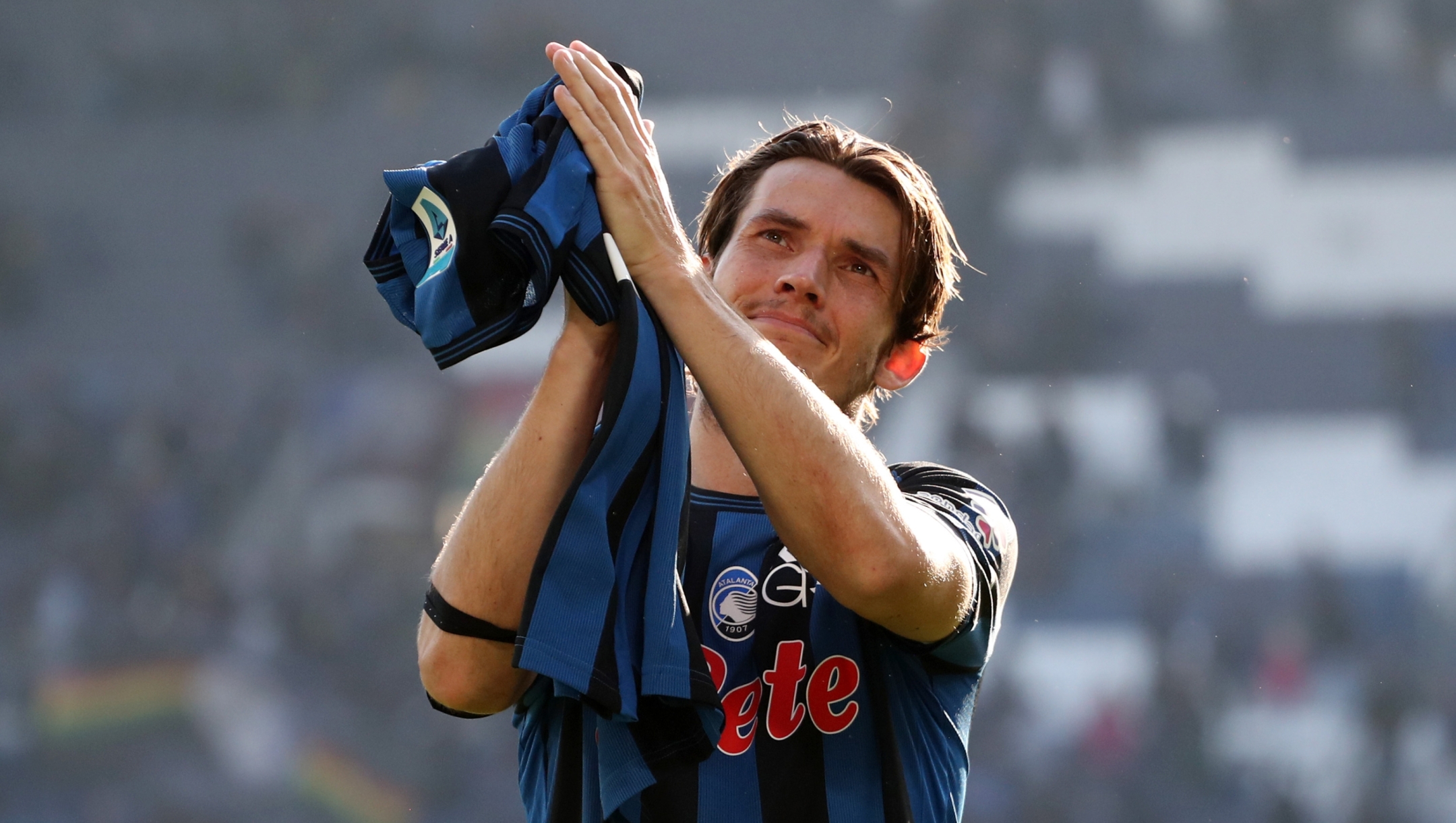 BERGAMO, ITALY - NOVEMBER 10: Marten de Roon of Atalanta applauds the fans after the team's victory in the Serie A match between Atalanta and Udinese at Gewiss Stadium on November 10, 2024 in Bergamo, Italy. (Photo by Marco Luzzani/Getty Images)