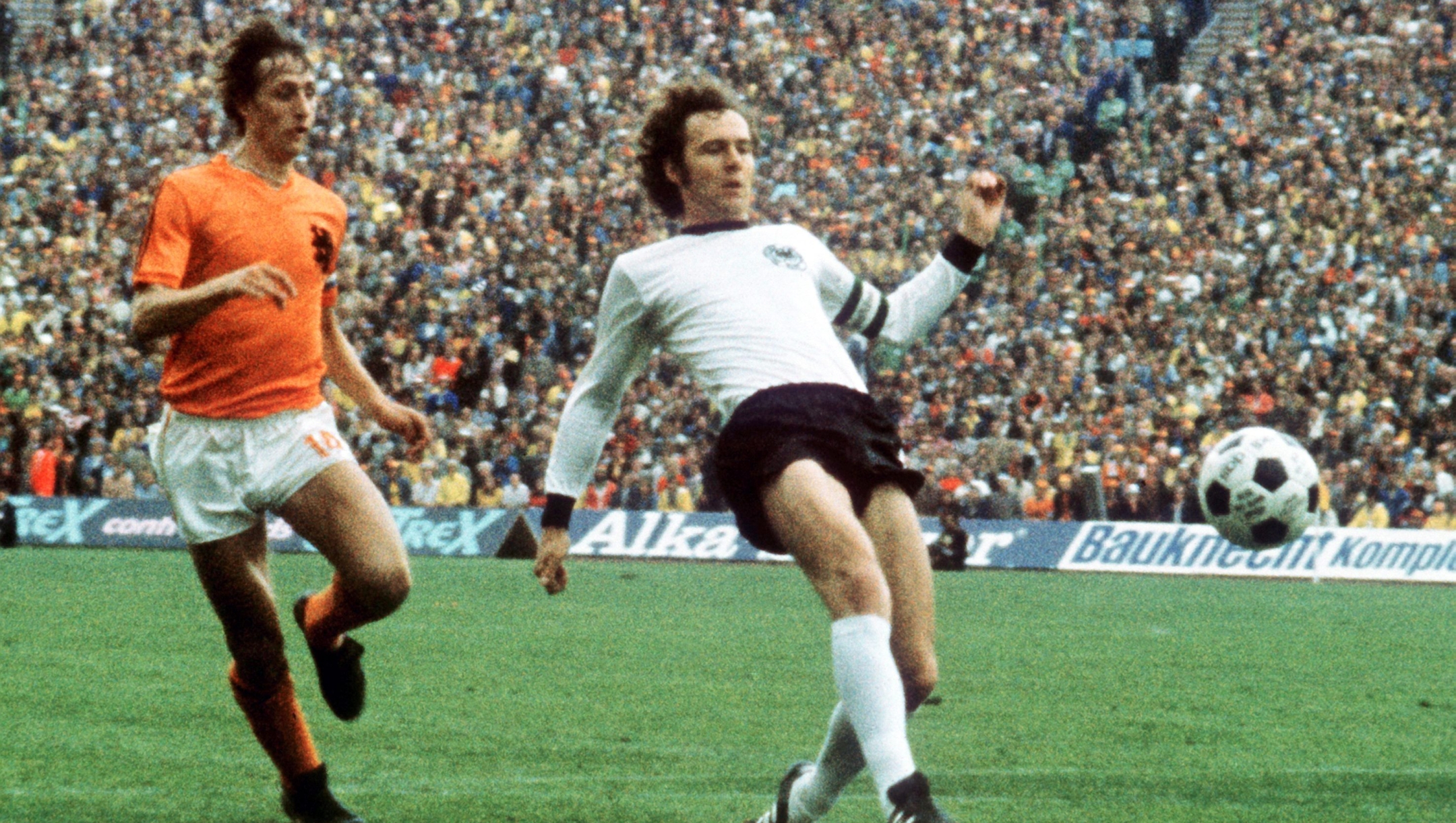 Il capitano della Germania Ovest Franz Beckenbauer (D) contrastato dal giocatore dell'Olanda, Johan Cruyff, durante la finale dei Mondiali 1974, in una immagine del 07 luglio 1974 a Monaco di Baviera.
ANSA/ARCHIVIO/DRN