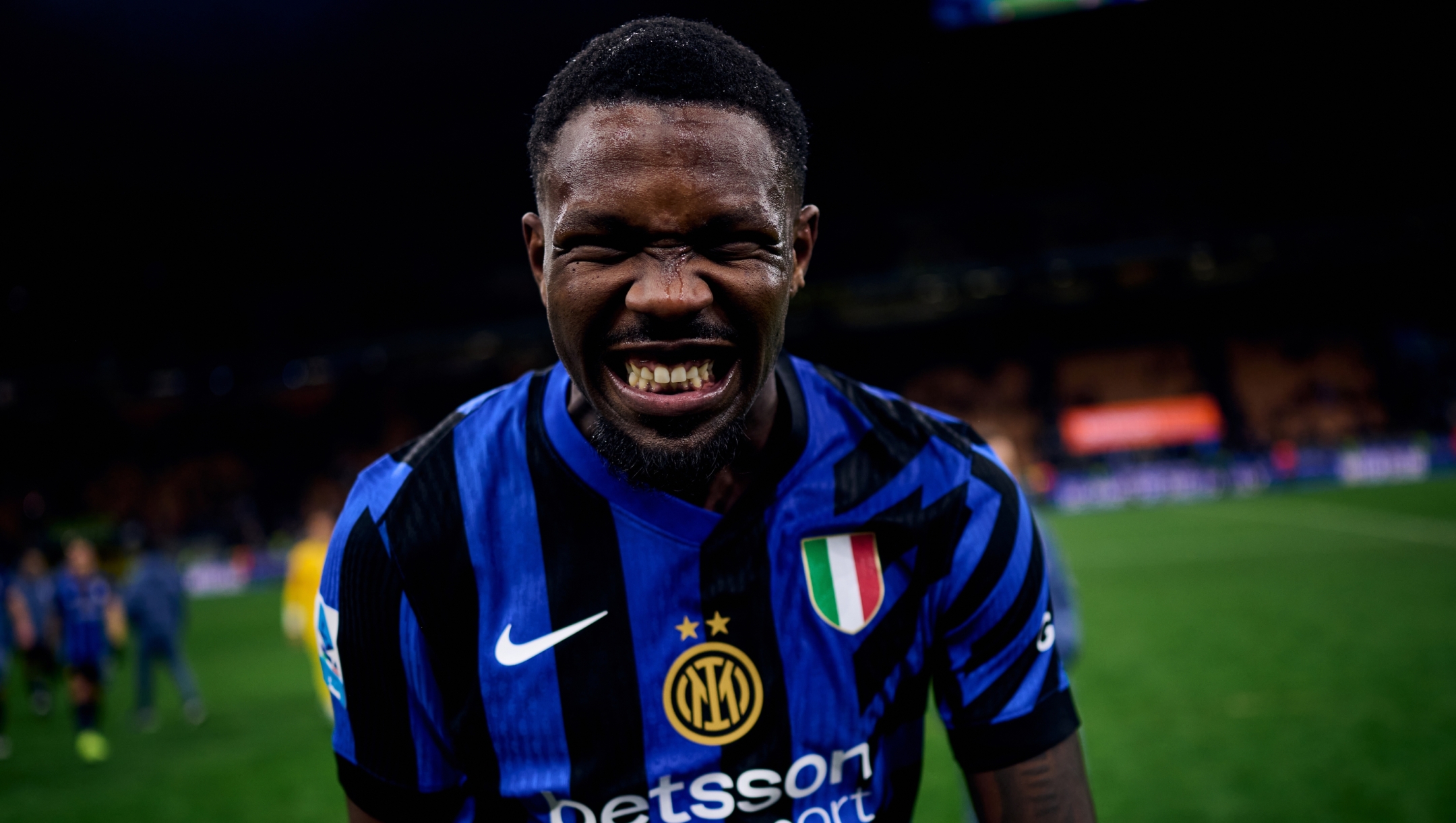 MILAN, ITALY - DECEMBER 23: Marcus Thuram of FC Internazionale celebrates victory after the Serie Amatch between Inter and Como at Stadio Giuseppe Meazza on December 23, 2024 in Milan, Italy. (Photo by Mattia Ozbot - Inter/Inter via Getty Images)