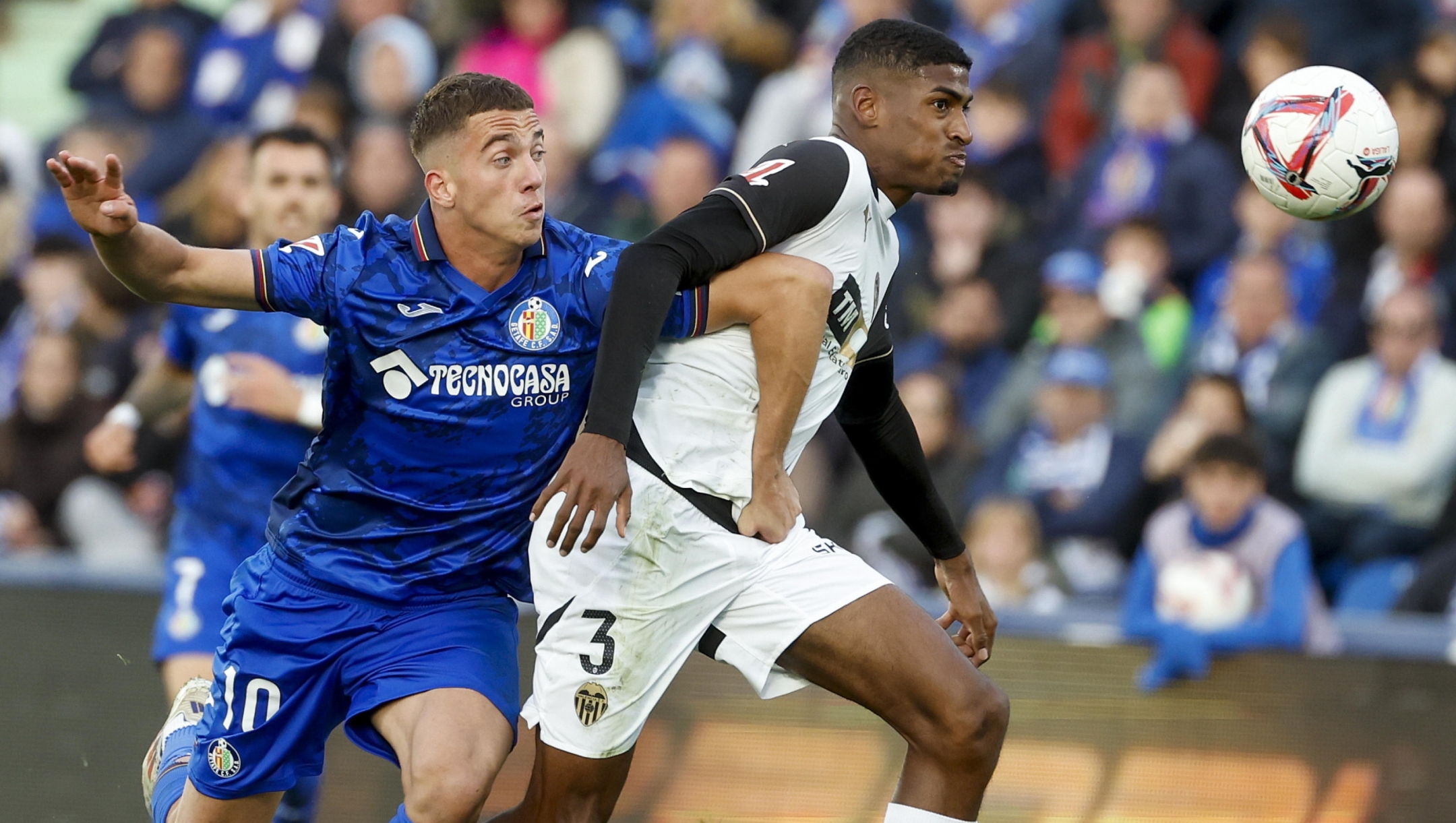 epa11687488 Valencia defender Cristhian Mosquera (R) disputes a ball with Getafe forward Bertug Yildirim during the LaLiga EA Sports match between Getafe CF and Valencia CF, at the Coliseum Stadium in Getafe, Madrid, Spain, 27 October 2024.  EPA/JUANJO MARTIN