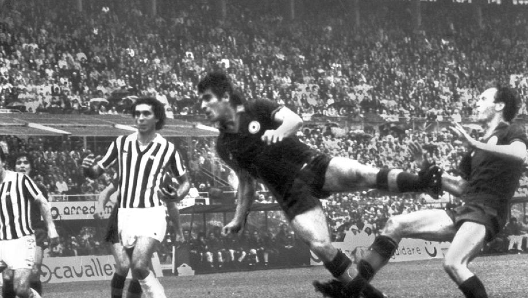 Torino, 10 maggio del 1981, Juve VS Roma, 29’ della ripresa: Turone va in gol di testa, alle spalle del romanista si riconosce Gentile. Su segnalazione del guardalinee, l’arbitro Bergamo annulla per fuorigioco