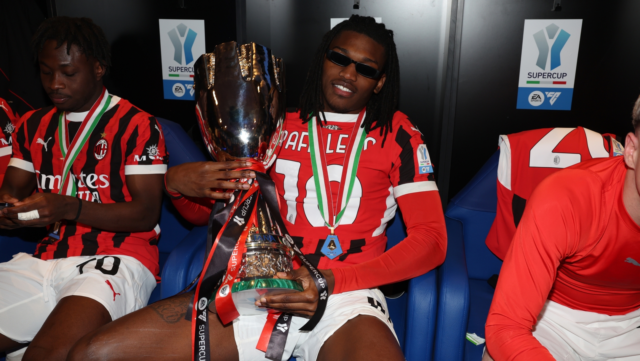 RIYADH, SAUDI ARABIA - JANUARY 06:  Rafael Leao of AC Milan celebrates with the trophy after winning the Italian Super Cup Final match between FC Internazionale and AC Milan at  Al- Awwal Park Stadium on January 06, 2025 in Riyadh, Saudi Arabia. (Photo by Claudio Villa/AC Milan via Getty Images)