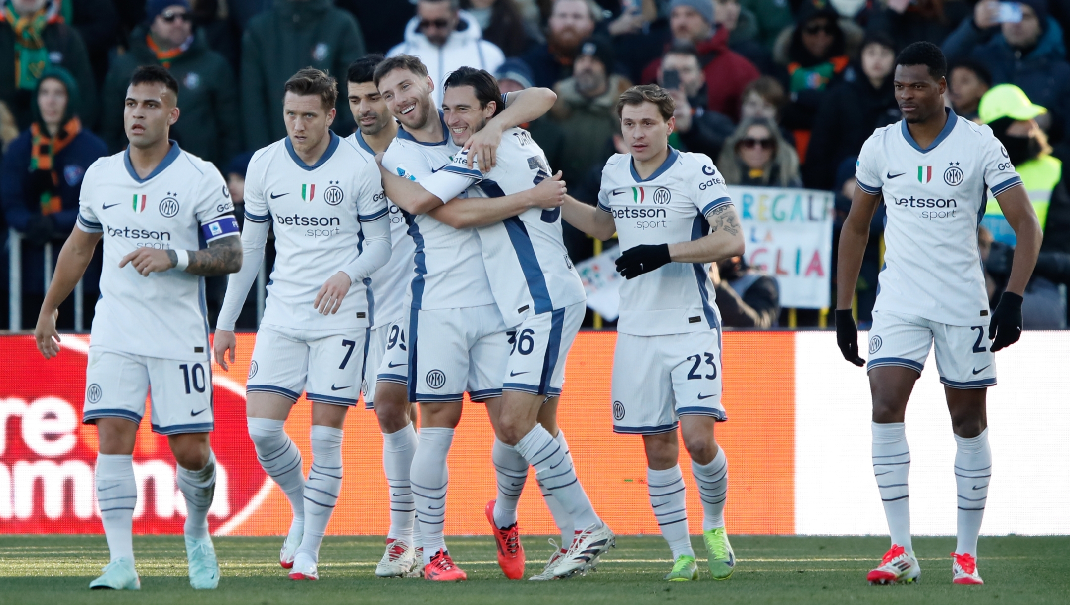 VENICE, ITALY - JANUARY 12: Matteo Darmian of FC Internazionale celebrates scoring the first goal with teammates during the Serie A match between Venezia and FC Internazionale at Stadio Pier Luigi Penzo on January 12, 2025 in Venice, Italy. (Photo by Timothy Rogers/Getty Images)