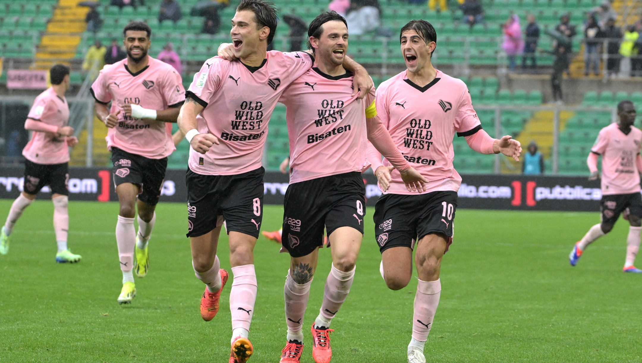 Foto Giovanni Isolino/LaPresse 12-01-2025 Palermo, Italia - sport, calcio - Palermo vs Modena - Campionato di calcio Serie B 2024/2025 - Stadio Renzo Barbera. Nella foto: esultanza gol 1-0 MATTEO LUIGI BRUNORI  -   January 12 2025 Palermo, Italy - sport, soccer - Palermo vs Bari - Italian Football Championship League B 2023/2024 - Renzo Barbera stadium. In the pic:celebrates after scoring the 1-0 goal