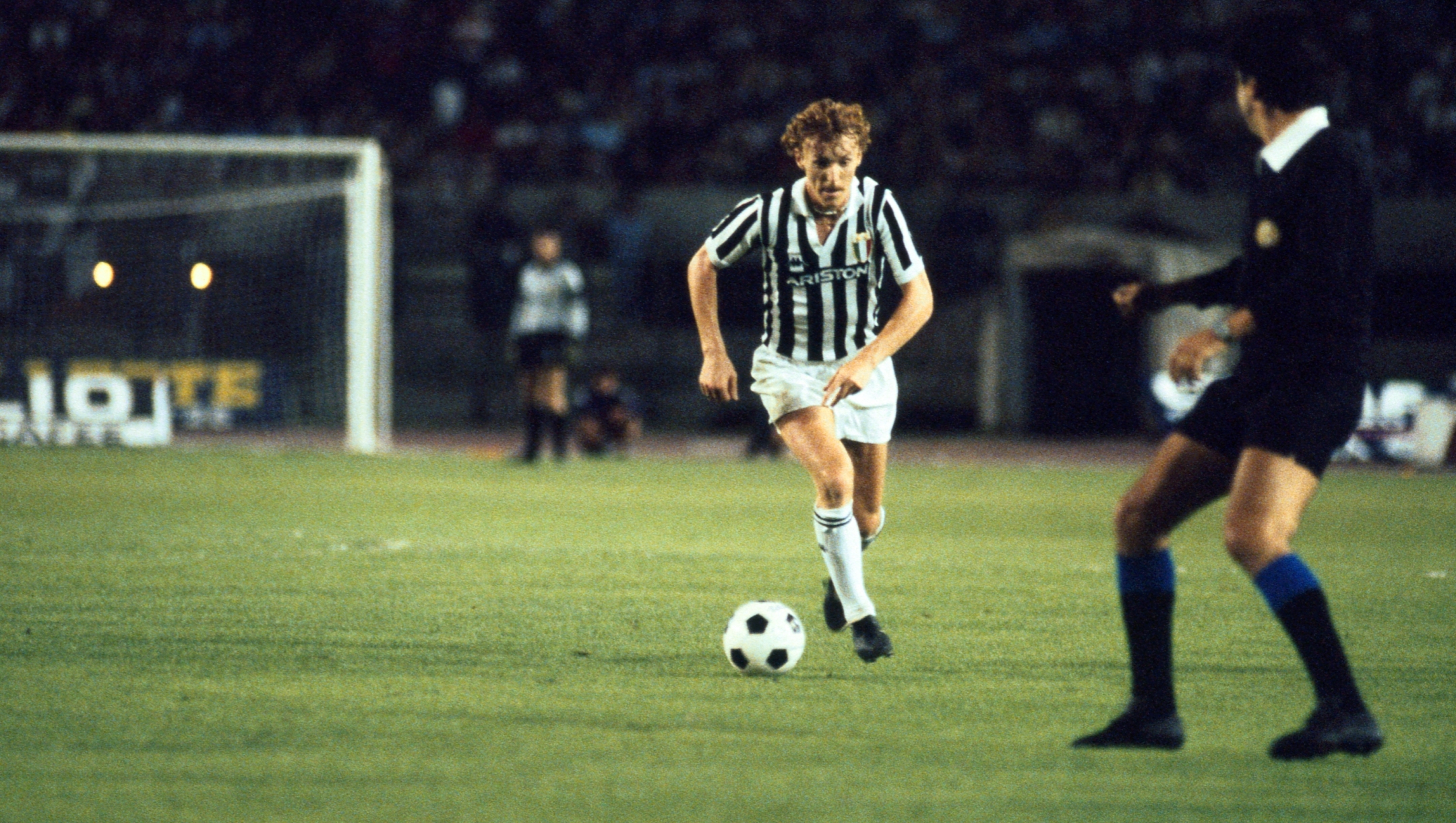 TURIN, ITALY : Juventus player Zbignew Boniek during a match on 1983  in Turin, Italy. (Photo by Juventus FC - Archive/Juventus FC via Getty Images)