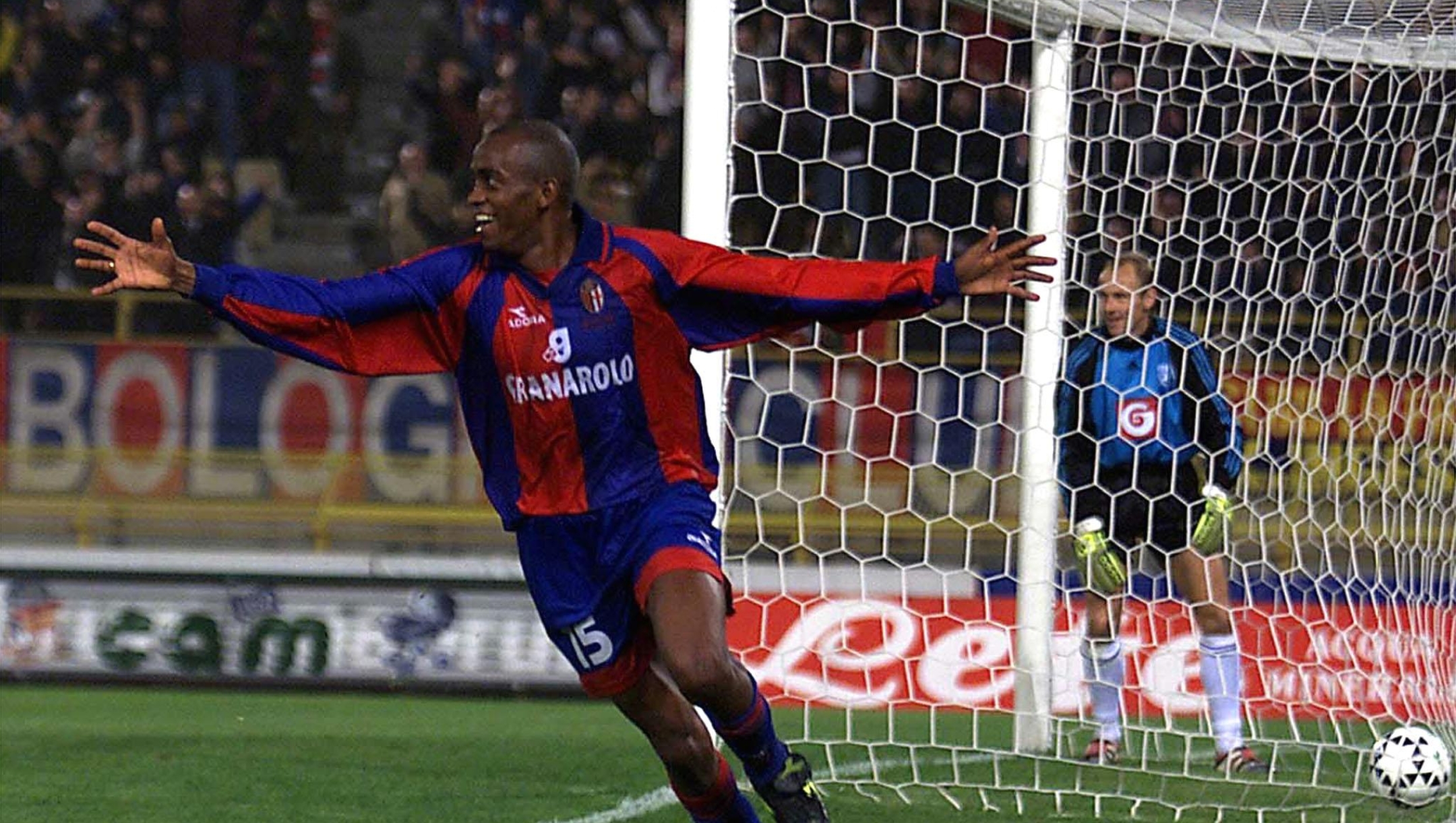 19991102 - BOLOGNA - SPR: SOCCER: UEFA CUP; BOLOGNA vs.ANDERLECHT. Eriberto esulta dopo il gol del vantaggio per il Bologna, alle sue spalle il portiere De Wilde.
                       GIORGIO BENVENUTI      ANSA