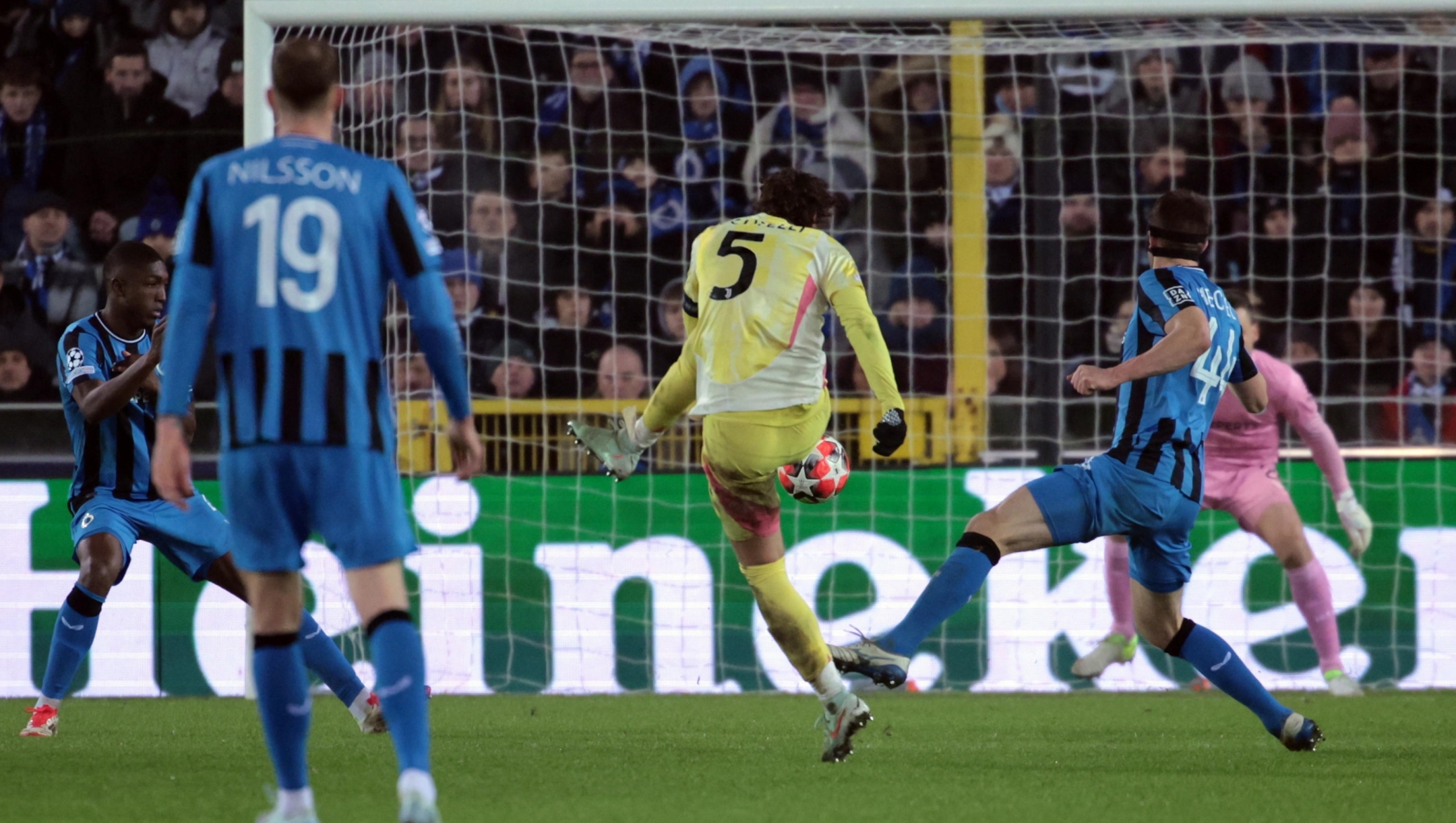 epa11843359 Manuel Locatelli (C) shoots of Juve during the UEFA Champions League league phase match between Club Brugge KV and Juventus FC, in Bruges, Belgium, 21 January 2025.  EPA/OLIVIER MATTHYS