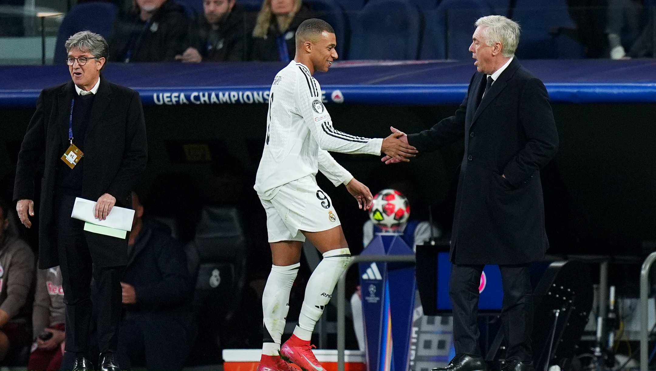 MADRID, SPAIN - JANUARY 22: Kylian Mbappe of Real Madrid shakes hands with Carlo Ancelotti, Head Coach of Real Madrid, as he leaves the field after being substituted during the UEFA Champions League 2024/25 League Phase MD7 match between Real Madrid C.F. and FC Salzburg at Estadio Santiago Bernabeu on January 22, 2025 in Madrid, Spain. (Photo by Angel Martinez/Getty Images)