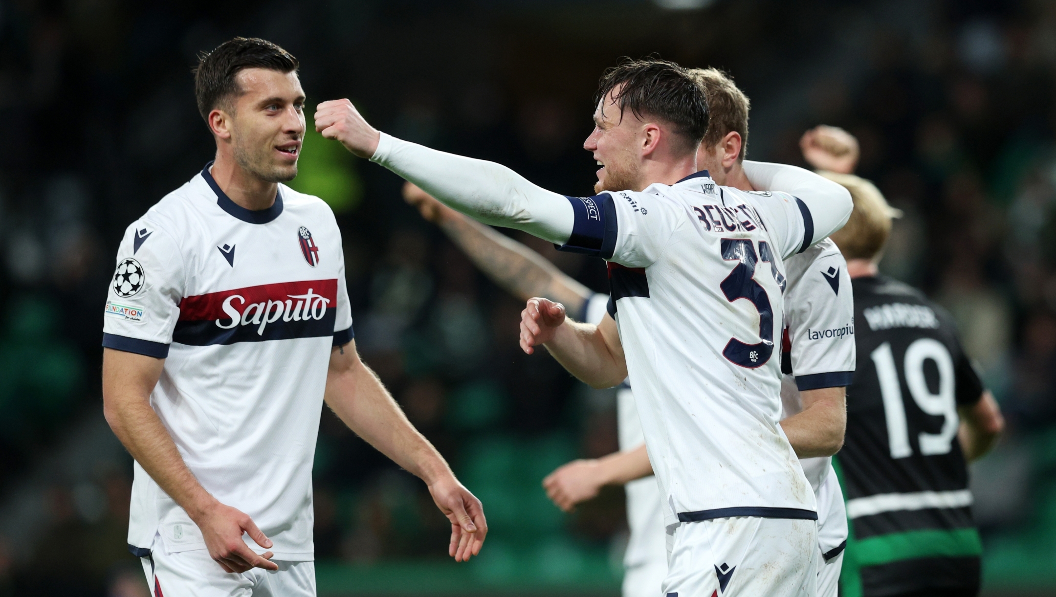 LISBON, PORTUGAL - JANUARY 29: Sam Beukema of Bologna celebrates scoring his team's first goal with teammates during the UEFA Champions League 2024/25 League Phase MD8 match between Sporting Clube de Portugal and Bologna FC 1909 at Estadio Jose Alvalade on January 29, 2025 in Lisbon, Portugal. (Photo by Carlos Rodrigues/Getty Images)