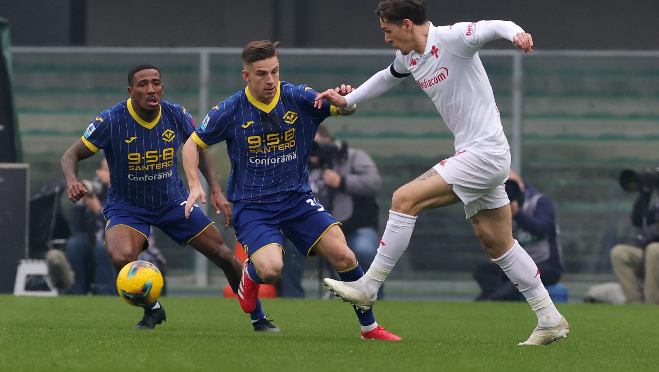 Hellas Verona's Tomas Suslov (L) Fiorentina's Nicol Zaniolo (R) during the Italian Serie A soccer match Hellas Verona FC vs Fiorentina at Marcantonio Bentegodi Stadium in Verona, Italy, 23 February 2025.  ANSA/EMANUELE PENNACCHIO