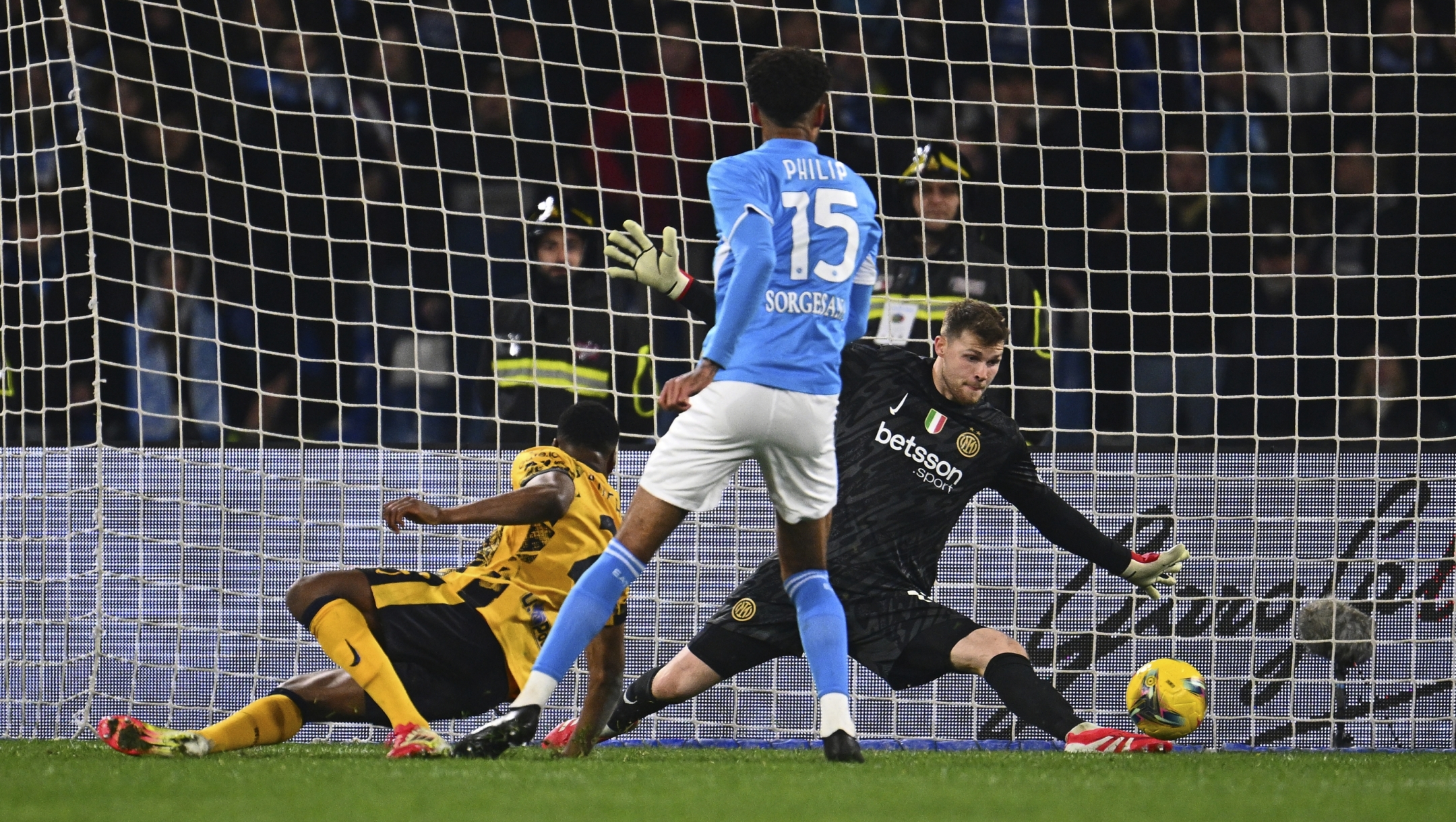 NAPLES, ITALY - MARCH 01: Philip Billing of Napoli scores his team's equalizing goal during the Serie A match between Napoli and FC Internazionale at Stadio Diego Armando Maradona on March 01, 2025 in Naples, Italy. (Photo by Mattia Ozbot - Inter/Inter via Getty Images)