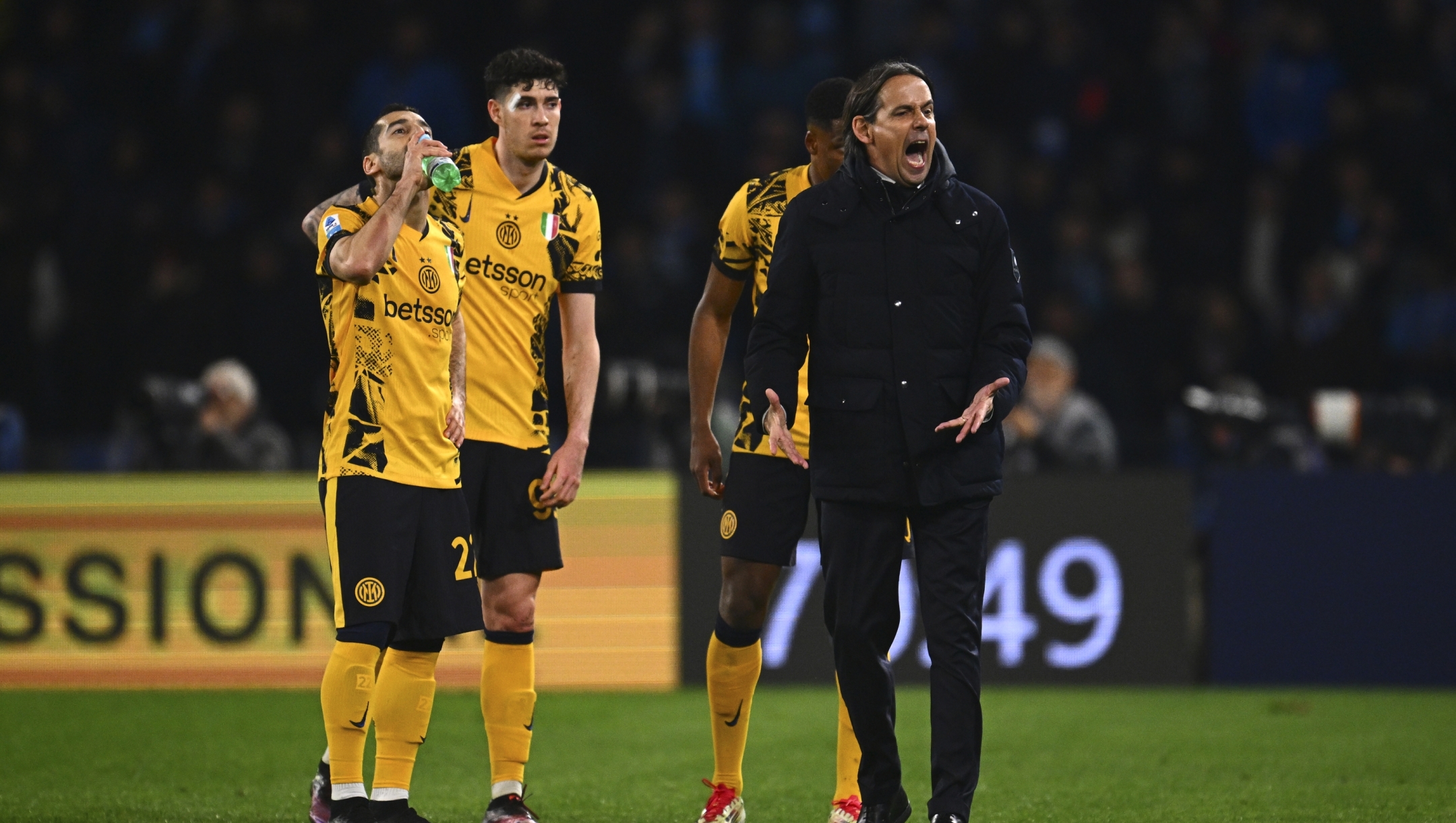 NAPLES, ITALY - MARCH 01: Head coach of FC Internazionale Simone Inzaghi gestures during the Serie A match between Napoli and FC Internazionale at Stadio Diego Armando Maradona on March 01, 2025 in Naples, Italy. (Photo by Mattia Ozbot - Inter/Inter via Getty Images)