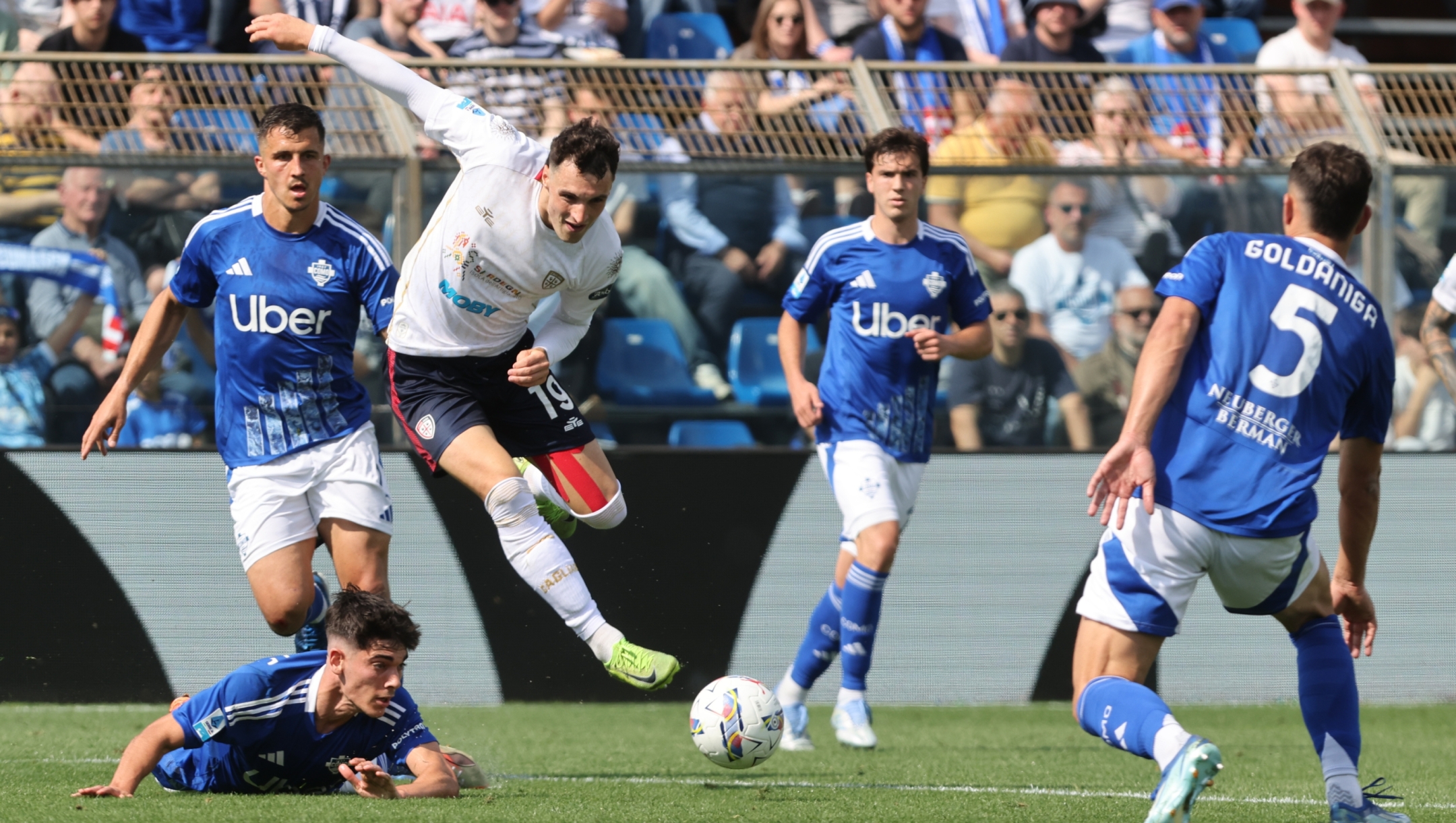 Como?s Cagliari Calcio's Nadir Zortea in action during the Serie A Enilive 2024/2025 soccer match between Como and Cagliari at the Giuseppe Sinigaglia stadium in Como, north Italy - Saturday May 10 2025 Sport - Soccer. (Photo by Antonio Saia/LaPresse)