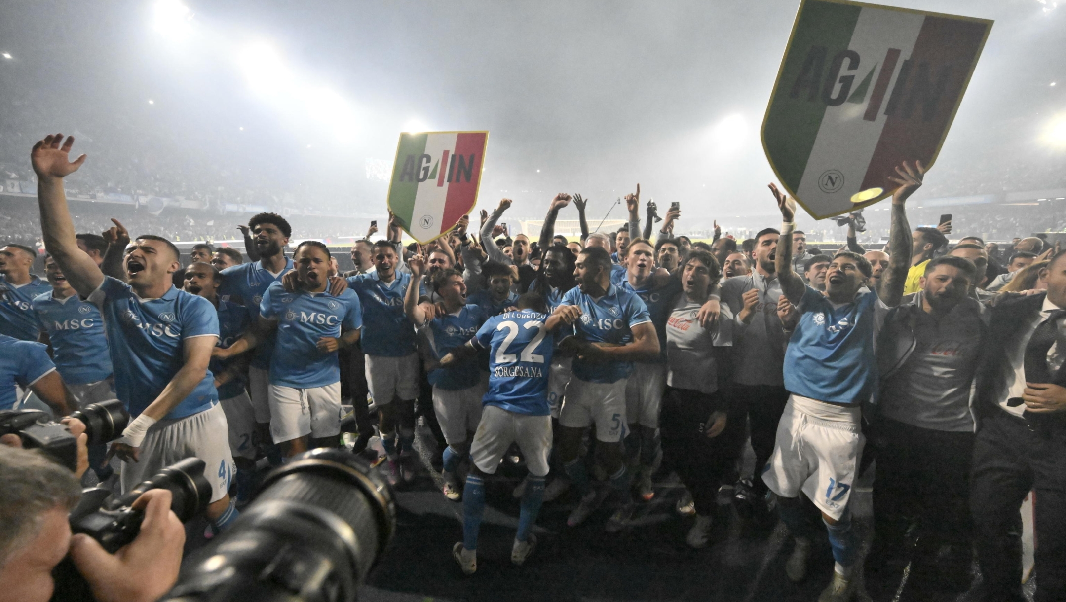 SSC Napoli’s players celebrate the Scudetto, the trophy of Italian Serie A Championship, at the end of the Italian Serie A soccer match SSC Napoli vs Cagliari Calcio in Naples, Italy, 23 May 2025. ANSA/CIRO FUSCO