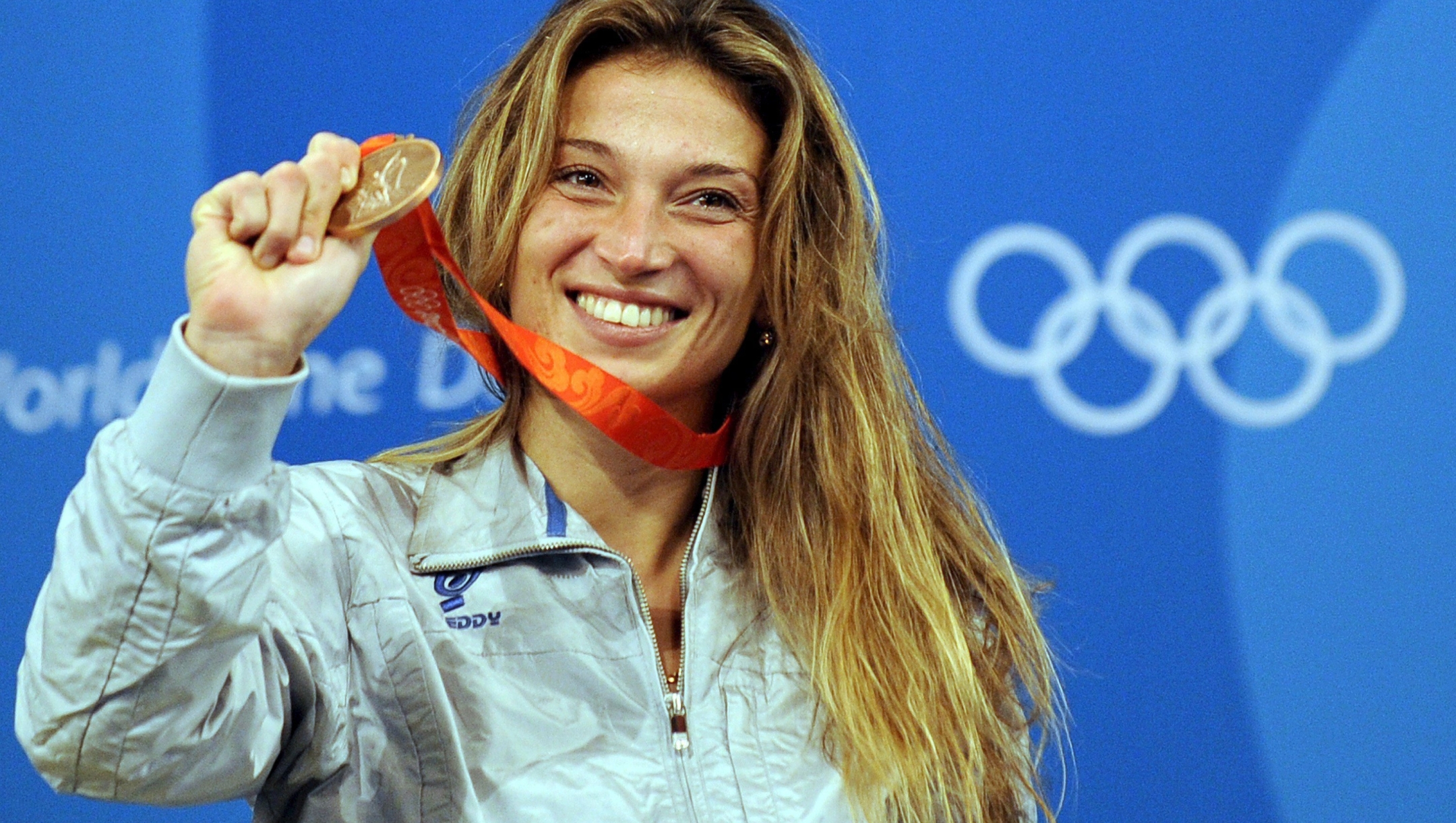 epa01440491 Margherita Granbassi from Italy shows the bronze medal on the podium in the Beijing 2008 Olympic Games, Beijing, China, 11 August 2008. EPA/DANIEL DAL ZENNARO