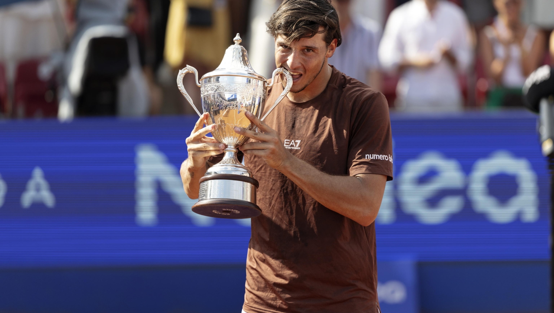 epa12249775 Luciano Darderi, Italy celebrates after winning the men's singles final against Jesper de Jong, Netherlands, at the Nordea Open tennis tournament in Bastad, Sweden, 20 July 2025. EPA/Björn Larsson Rosvall SWEDEN OUT