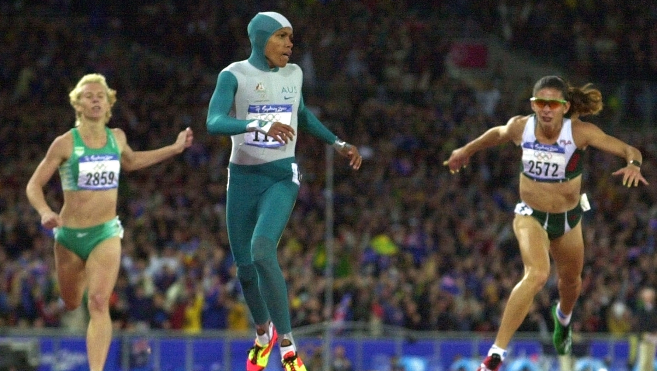 Australia's Cathy Freeman wins the Olympic 400m final followed by South Africa's Heide Seyerling (L) and Mexico's Ana Guevara in Sydney 25 September 2000. Freeman won the gold medal ahead of Jamaica's Lorraine Graham and Briton Katharine Merry. (Photo by JEFF HAYNES / AFP)