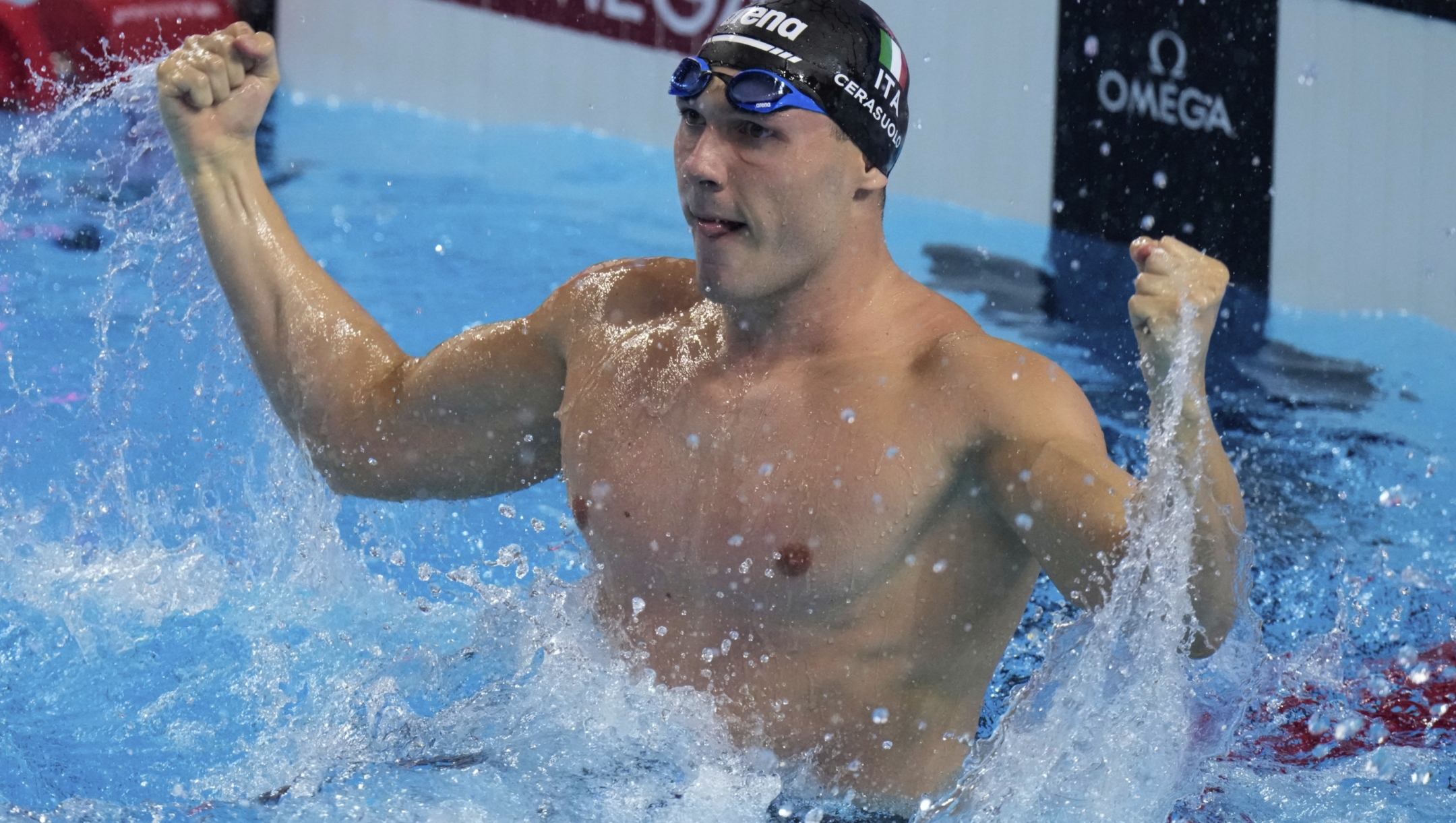 Simone Cerasuolo of Italy celebrates after winning gold medal in the men's 50-meter breaststroke final at the World Aquatics Championships in Singapore, Wednesday, July 30, 2025. (AP Photo/Lee Jin-man)