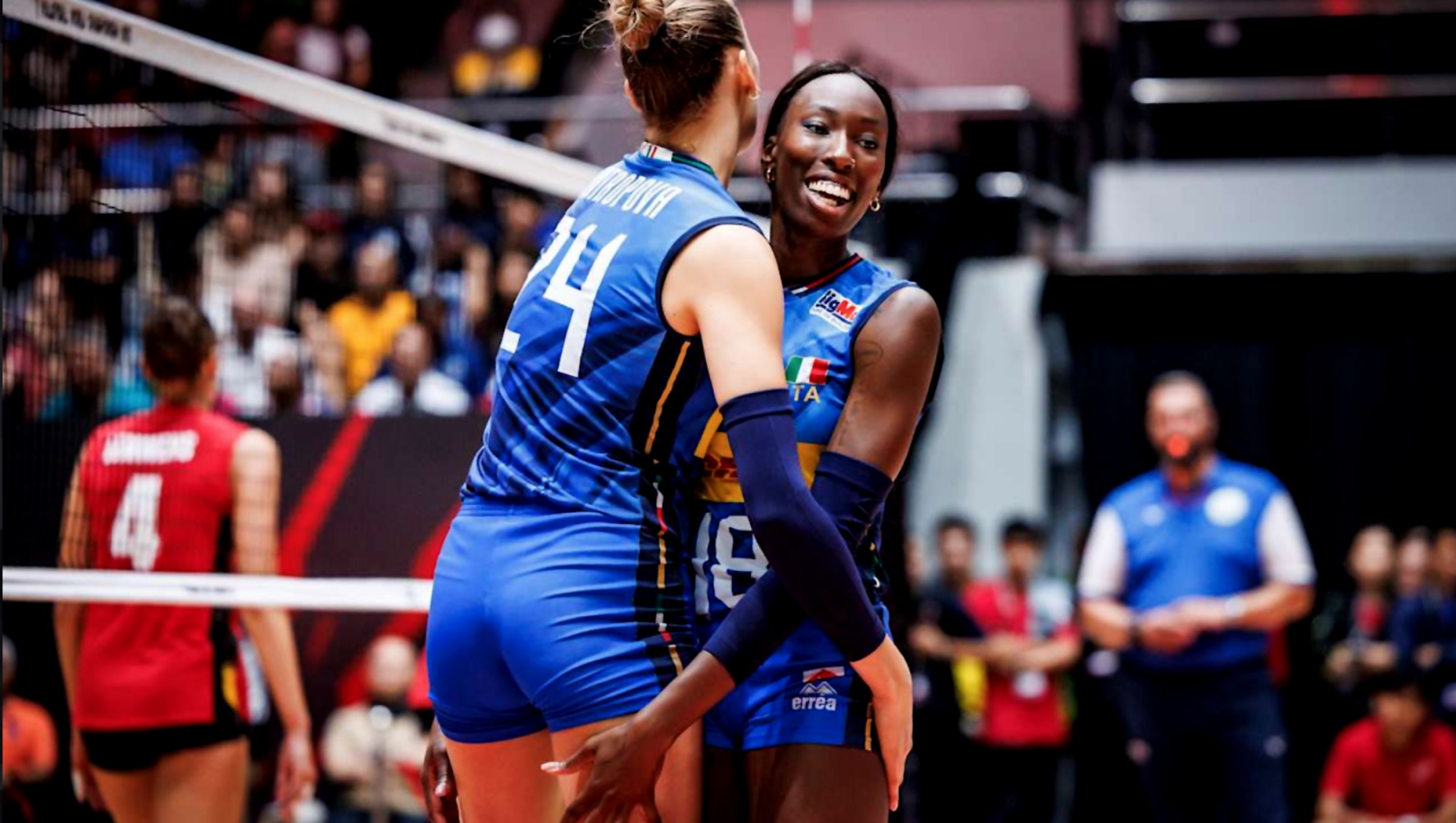 Foto IPP/FIVB
Phuket - Thailandia - 26/08/2025
Campionati Mondiali di Pallavolo Volley Femminili
Italia-Belgio 3-1
nella foto Ekaterina Antropova e Paola Egonu abbracciate dopo aver conquistato un punto