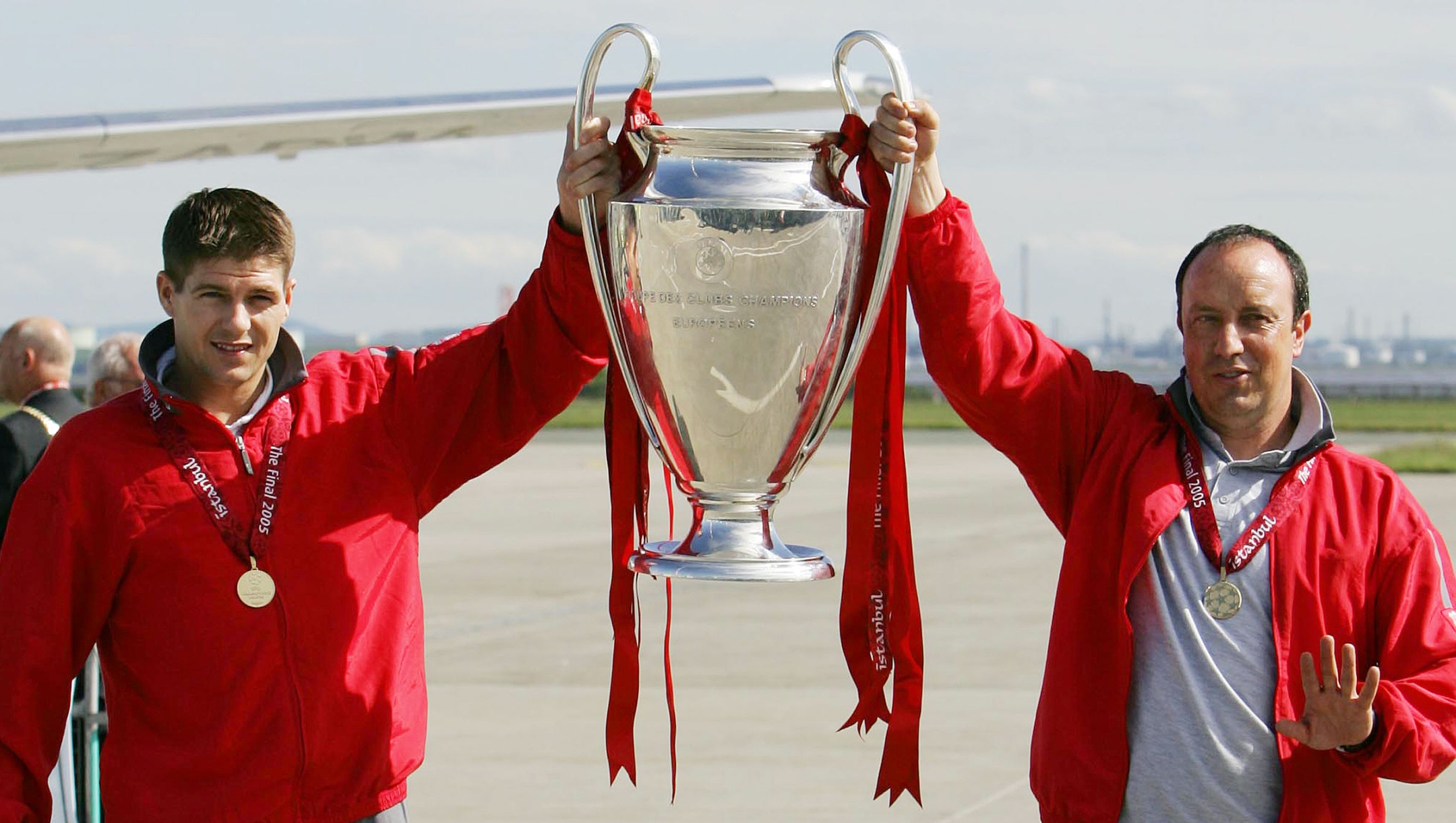 Liverpool's captain Stephen Gerrard (L) and manager Rafael Benitez hold up the Champion's League Cup at John Lennon airport in Liverpool, 26 May, 2005. Liverpool defeated AC Milan in the Champion's League final 3-2 on penalties after the teams tied 3-3.    AFP PHOTO/MARTYN HARRISON
