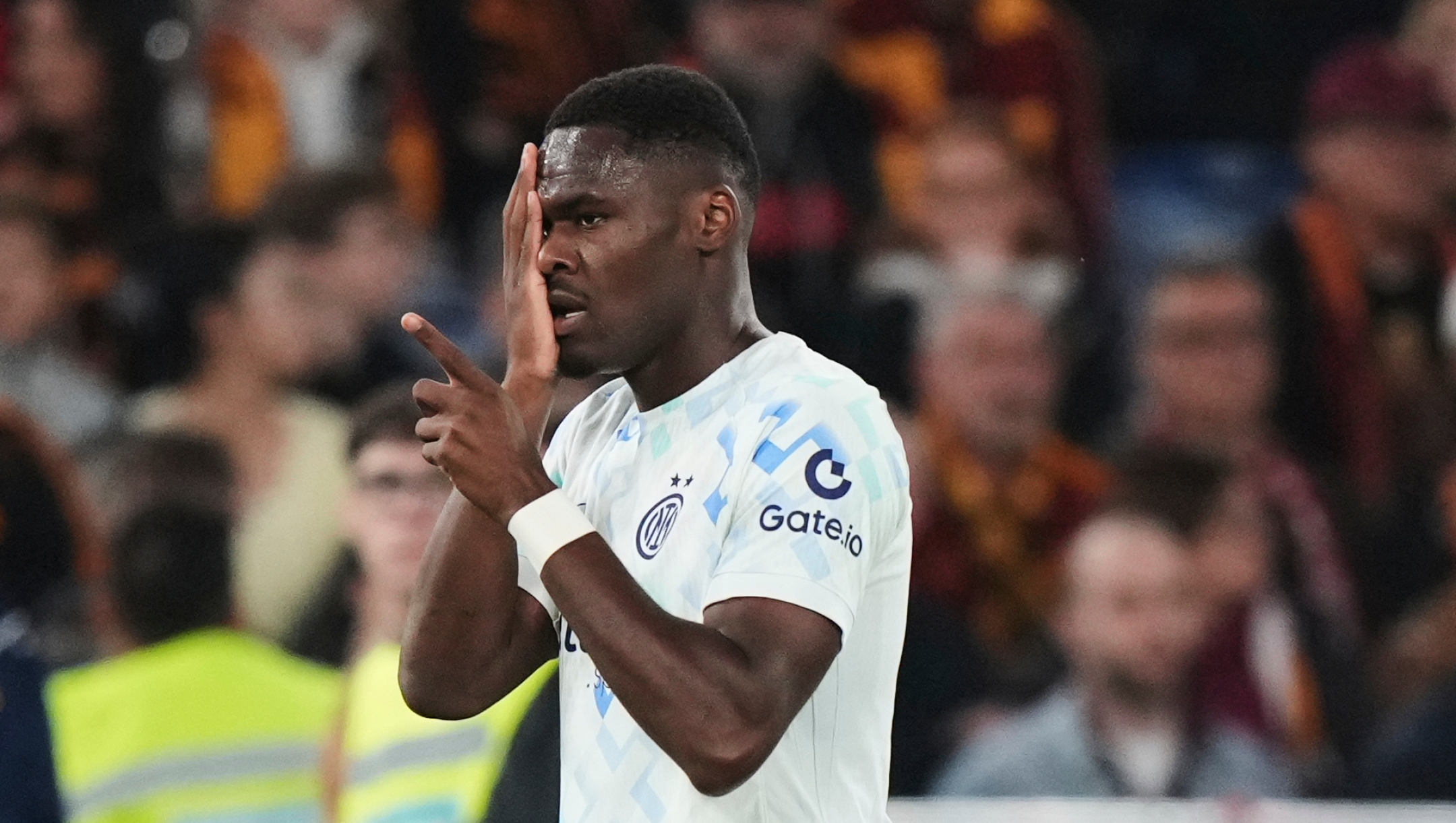 Inter Milan's Ange-Yoan Bonny celebrates after scoring his side's first goal during a Serie A soccer match between Roma and Inter Milan, in Rome, Saturday, Oct. 18, 2025. (AP Photo/Andrew Medichini) Associated Press/LaPresse