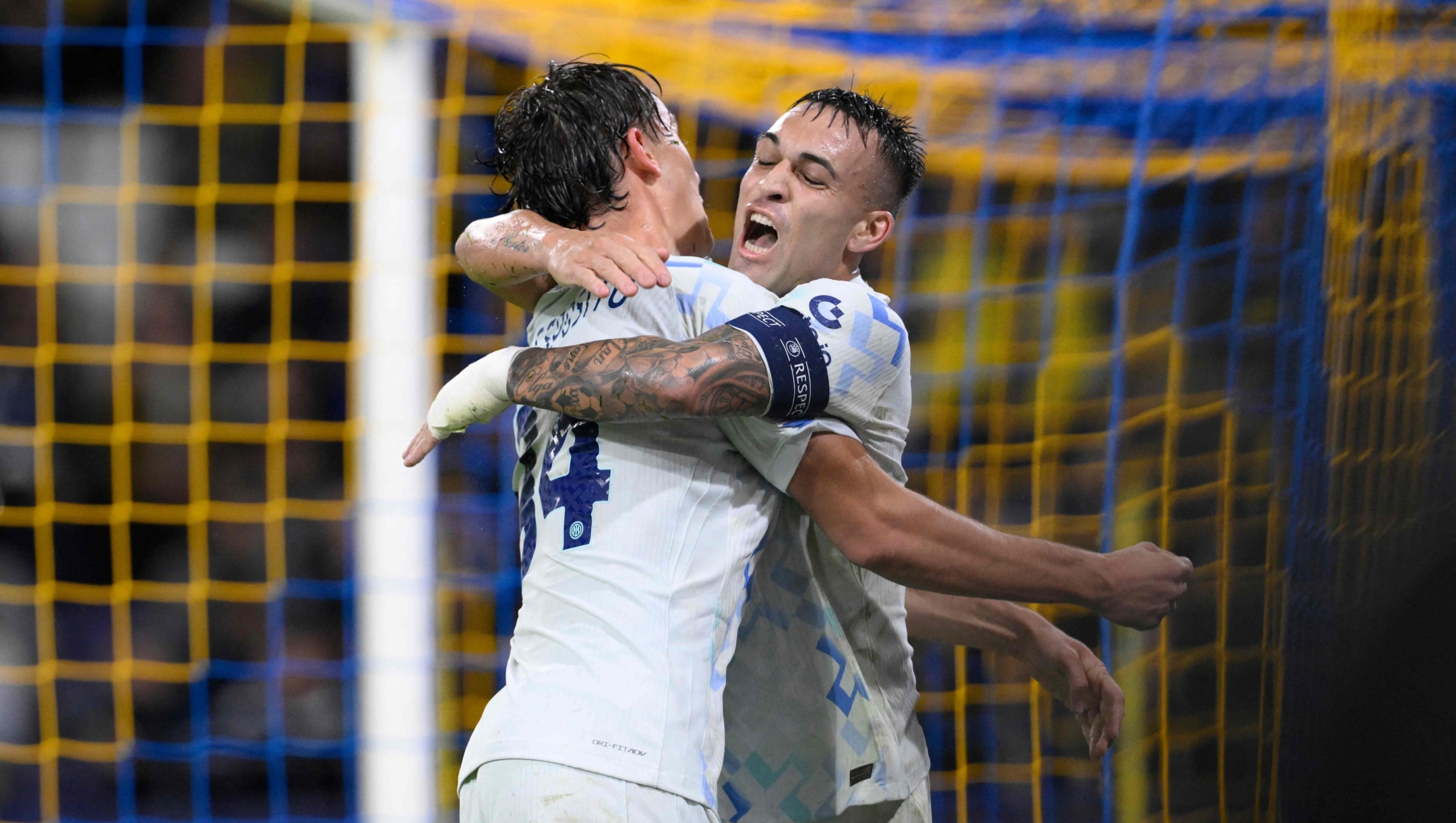 TOPSHOT - Inter Milan's Argentine forward #10 Lautaro Martinez (R) celebrates with Inter Milan's Italian forward #94 Francesco Pio Esposito (L) after scoring Inter's second goal during the UEFA Champions League first round day 3 football match between Union Saint-Gilloise (BEL) and Inter Milan (ITA) at the RSC Anderlecht Stadium in Brussels on October 21, 2025. (Photo by JOHN THYS / AFP)