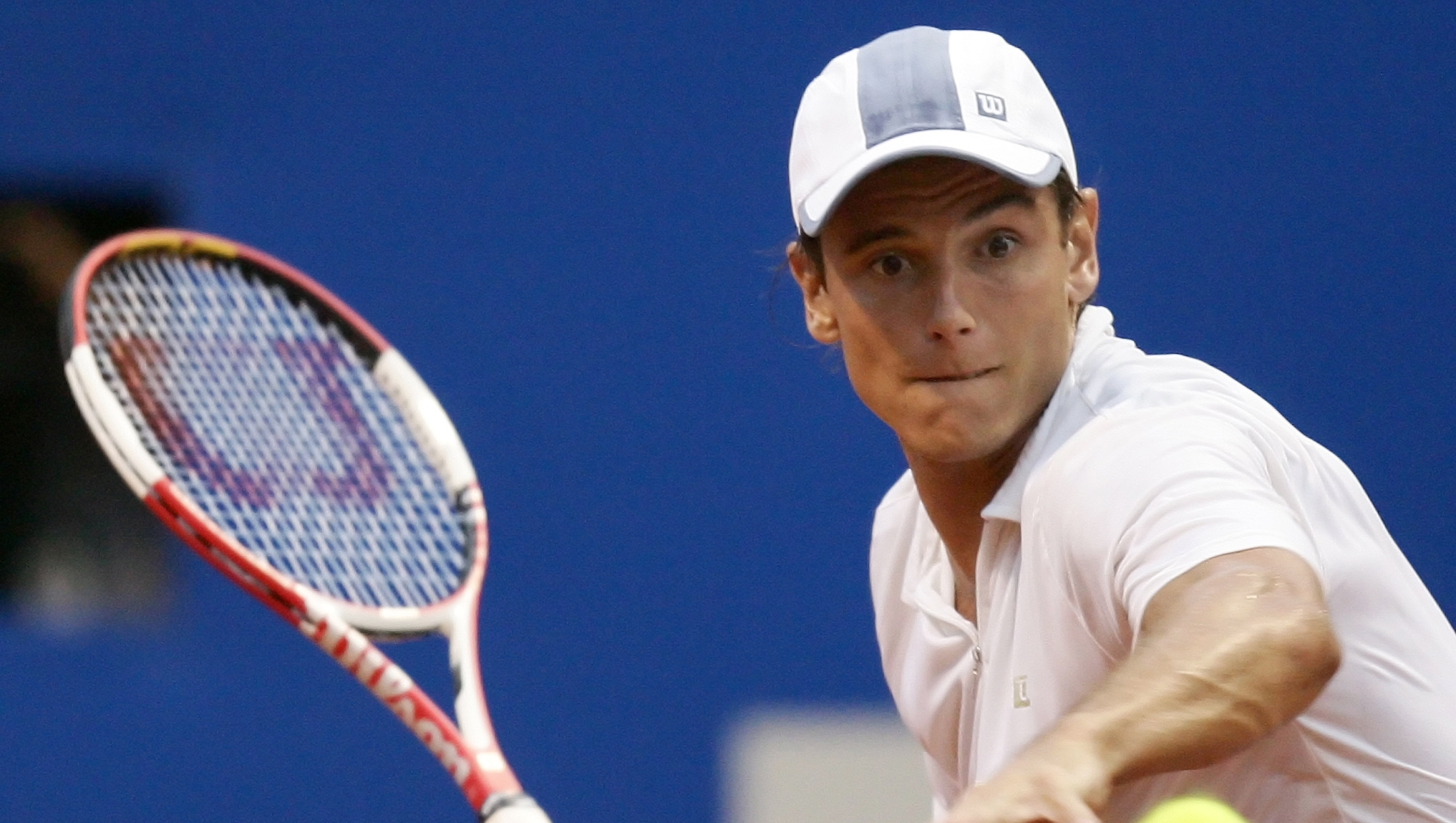 Argentine tennis player Diego Hartfield returns the ball to his compatriot Agustin Calleri  during their Brazil Open 2007 first round match 13 February 2007 in Costa do Sauipe, Brazil.   AFP PHOTO/ Evaristo SA