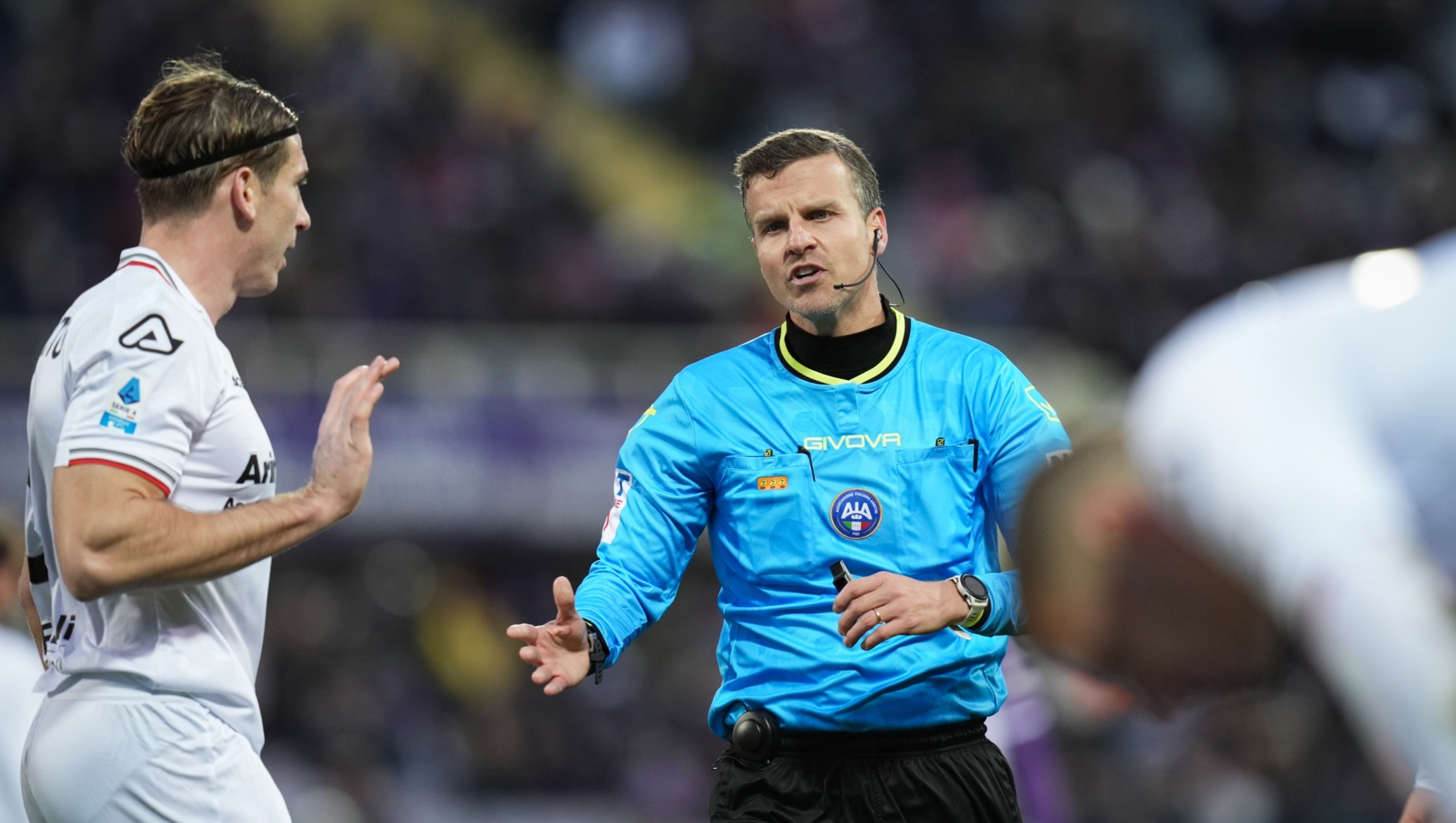 Referee Federico La Penna shouts instructions to Cremonese's Federico Baschirotto during the Serie A soccer match between Fiorentina and Cremonese at the Artemio Franchi Stadium in Florence, north Italy - Sunday, January 4, 2026 - (Photo by Massimo Paolone/LaPresse)
