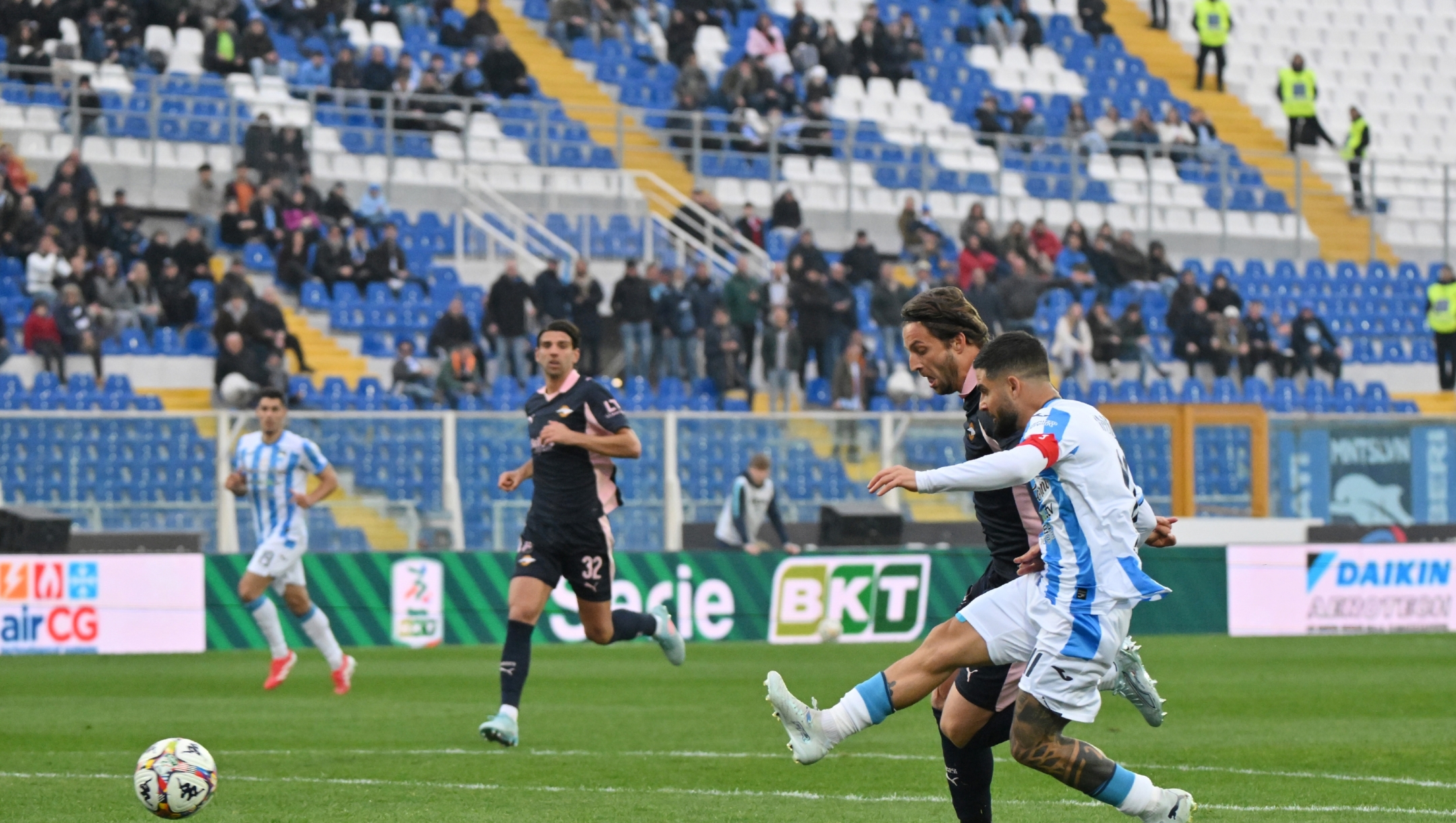 Lorenzo Insigne segna il gol 1-1 durante la partita di Serie B tra Pescara e Palermo allo stadio Giovanni Cornacchia di Pescara, Italia - Domenica 01 Marzo 2026. Sport - Calcio. (Foto di Fabio Urbini/Lapresse)