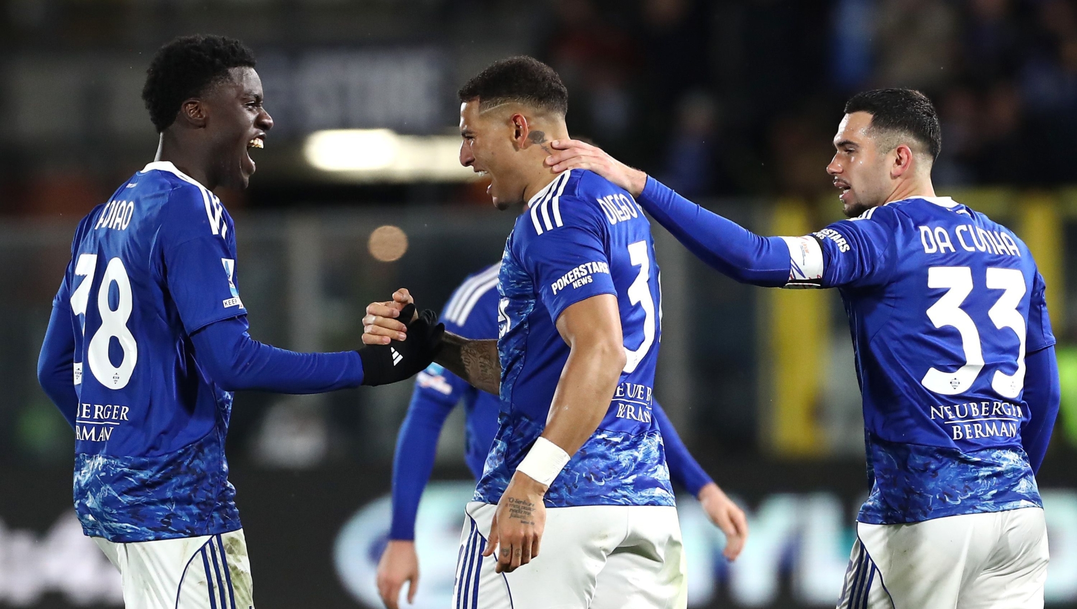  Diego Carlos of Como 1907 celebrates with his team-mates Assane Diao and Lucas Da Cunha after scoring their team's second goal during the Serie A match between Como 1907 and AS Roma at Giuseppe Sinigaglia Stadium on March 15, 2026 in Como, Italy. (Photo by Marco Luzzani/Getty Images)