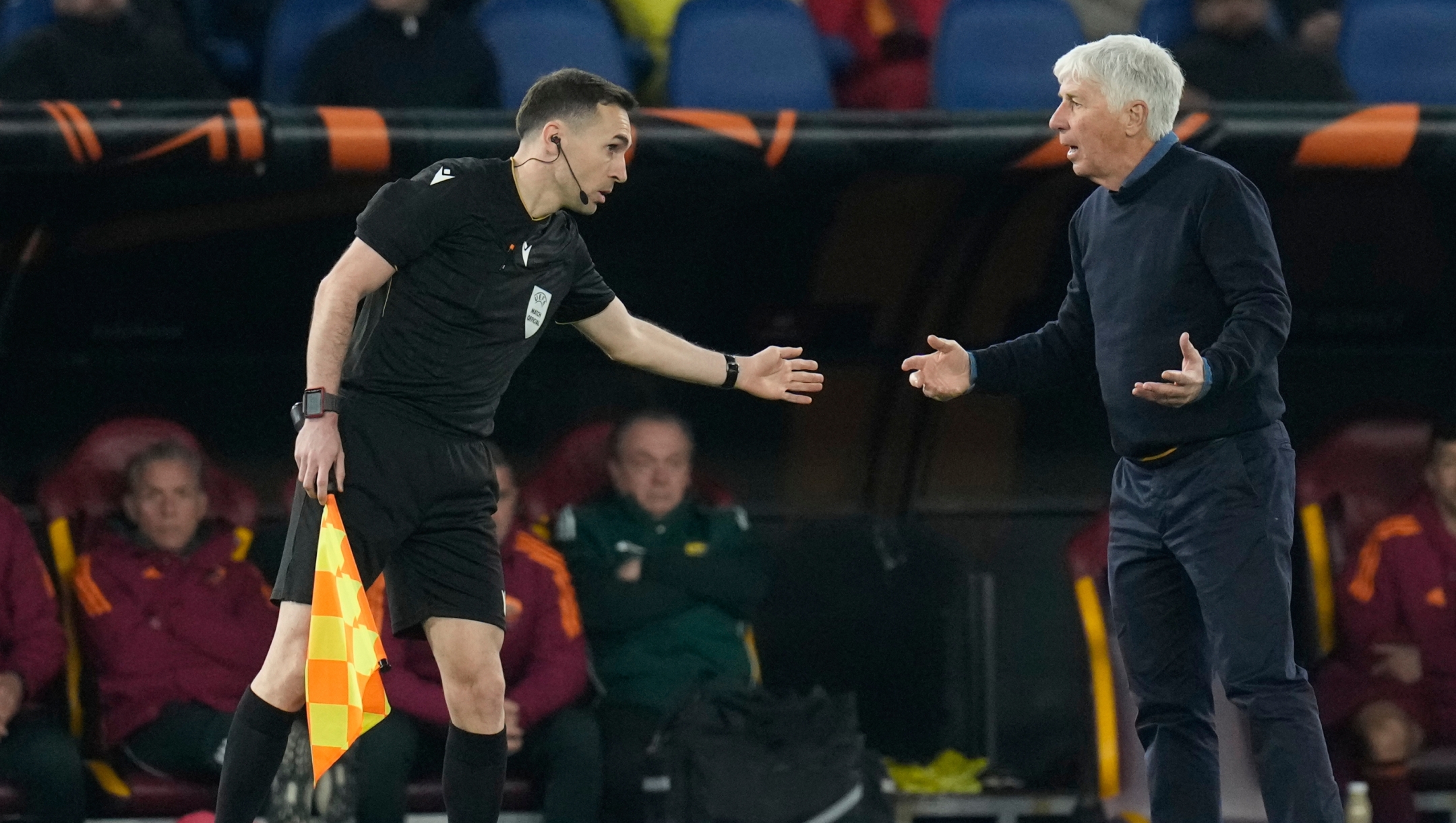 Roma's head coach Gian Piero Gasperini argues with line referee during the Europa League round of 16 second leg soccer match between Roma and Bologna in Rome, Italy, Thursday, March 19, 2026.(AP Photo/Gregorio Borgia)    Associated Press / LaPresse Only italy and spain