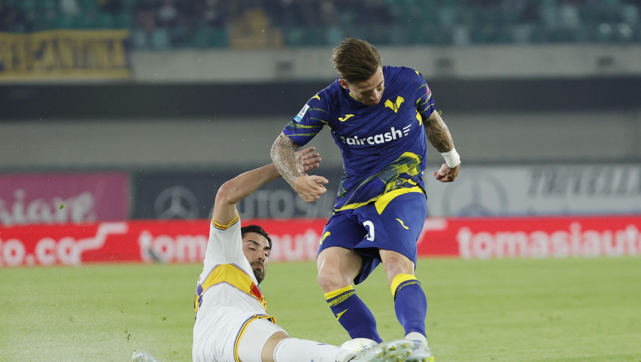 Hellas Verona's Tomas Suslov (R), Lecces Santiago Pierotti (L) during the Italian Serie A soccer match  Hellas Verona Fc vs US Lecce at Marcantonio Bentegodi Stadium in Verona, Italia, 25 April 2026.  ANSA/EMANUELE PENNACCHIO