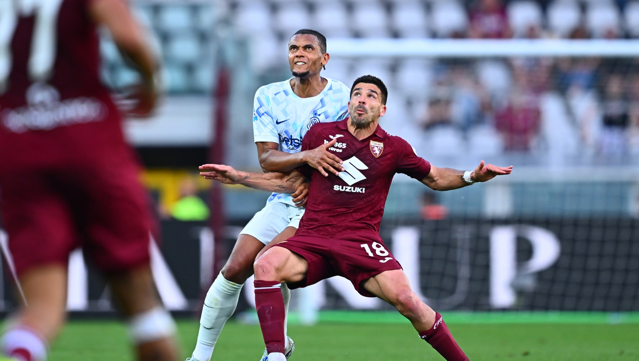  Giovanni Simeone of Torino FC competes for the ball with Manuel Akanji of FC Internazionale  during the Serie A match between Torino FC and FC Internazionale at Stadio Olimpico di Torino on April 26, 2026 in Turin, Italy. (Photo by Mattia Pistoia - Inter/Inter via Getty Images)