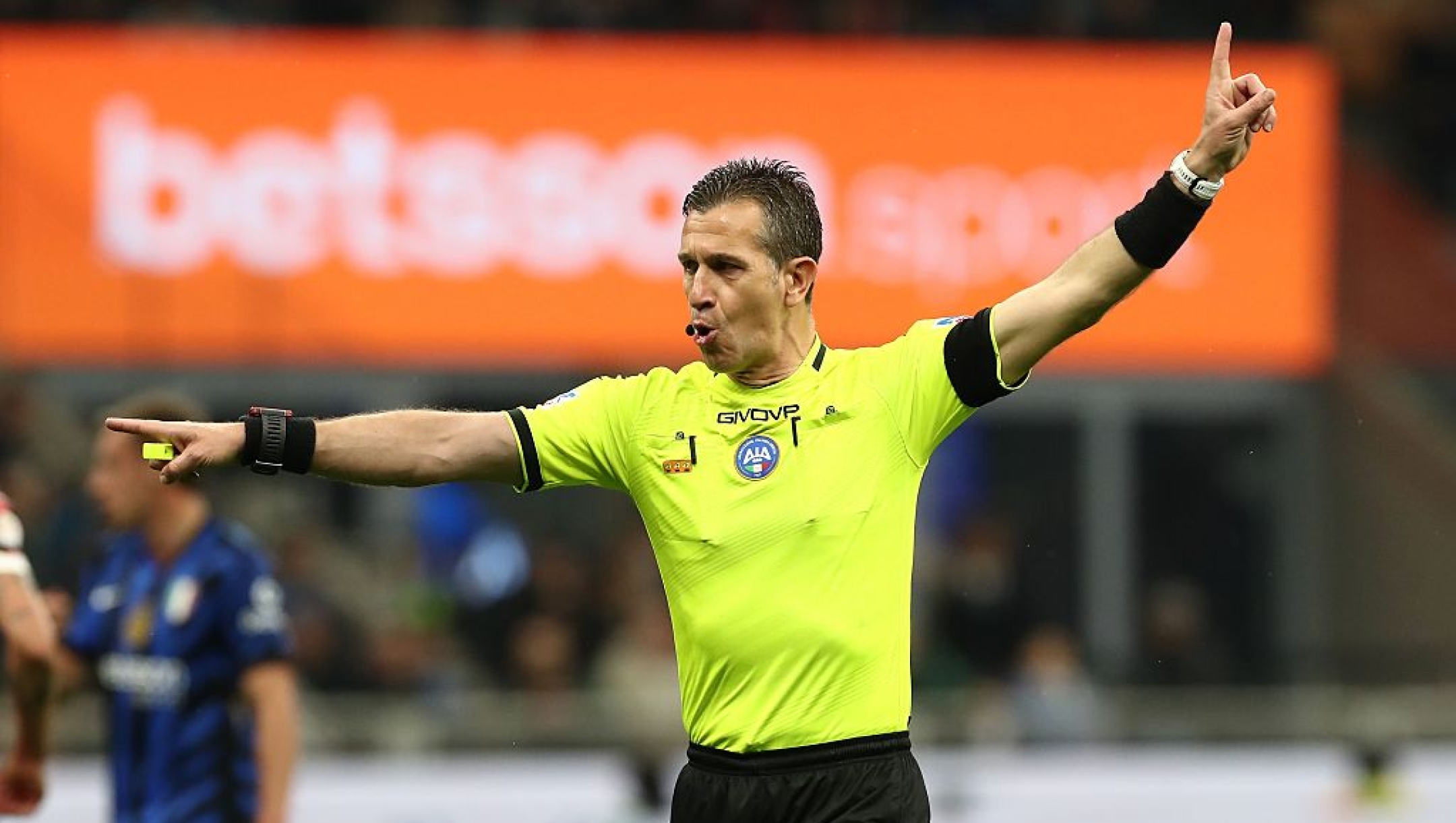  Referee Daniele Doveri reacts during the coppa Italia Semi Final match between FC  Internazionale and AC Milan at Stadio Giuseppe Meazza on April 23, 2025 in Milan, Italy. (Photo by Marco Luzzani/Getty Images)