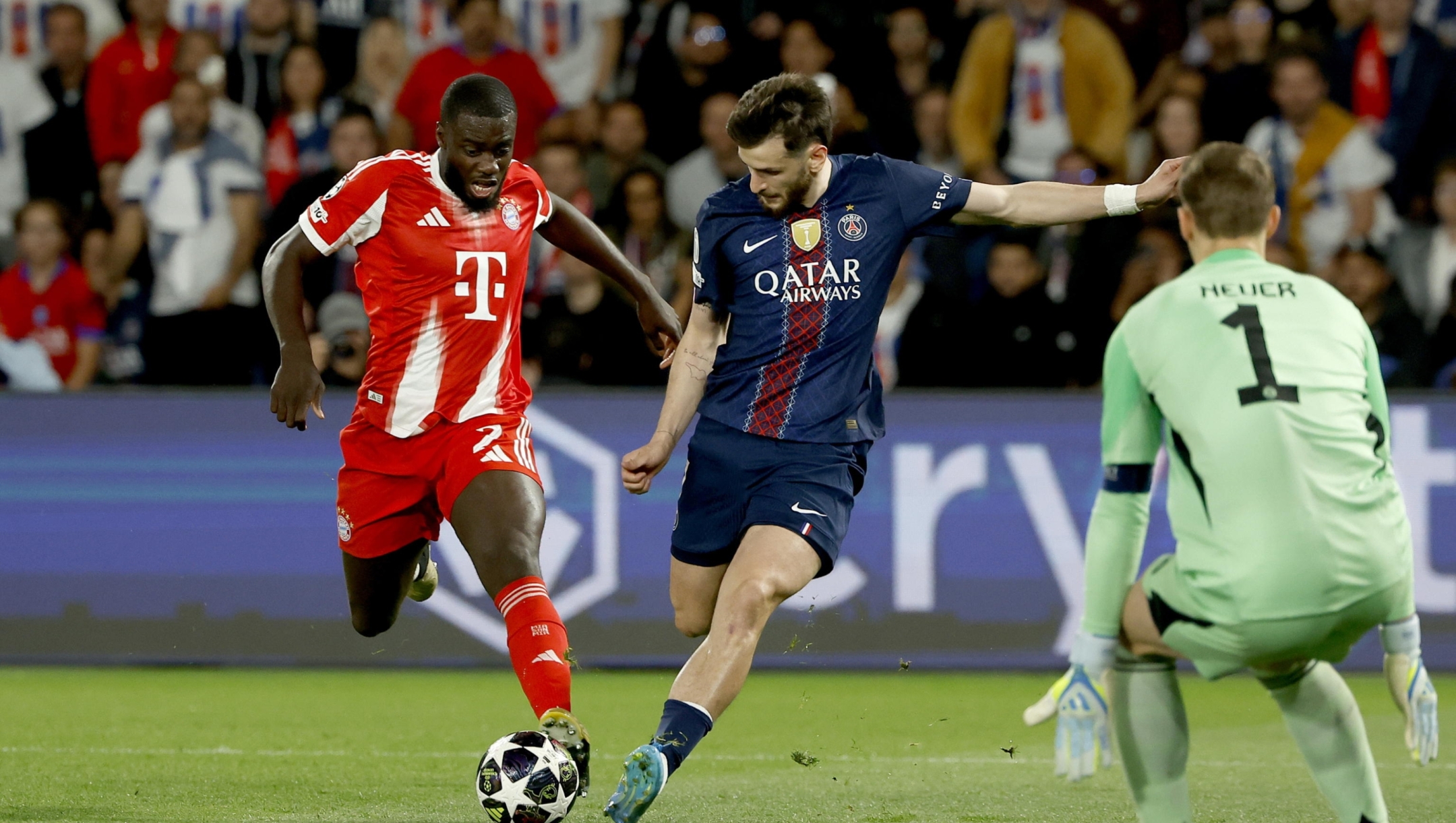 epa12920348 Khvicha Kvaratskhelia (C) of PSG in action against Dayot Upamecano of Bayern during the UEFA Champions League semi-final match between Paris Saint-Germain and Bayern Munich in Paris, France 28 April 2026.  EPA/YOAN VALAT