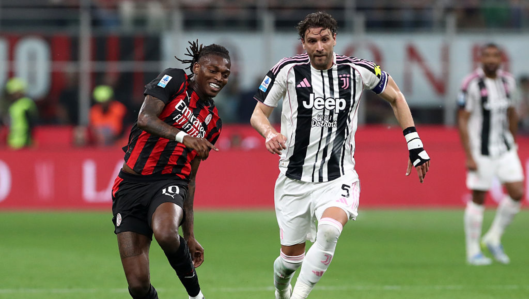  Rafael Leao of AC Milan chases a loose ball alongside Manuel Locatelli of Juventus during the Serie A match between AC Milan and Juventus FC at Giuseppe Meazza Stadium on April 26, 2026 in Milan, Italy. (Photo by Marco Luzzani/Getty Images)