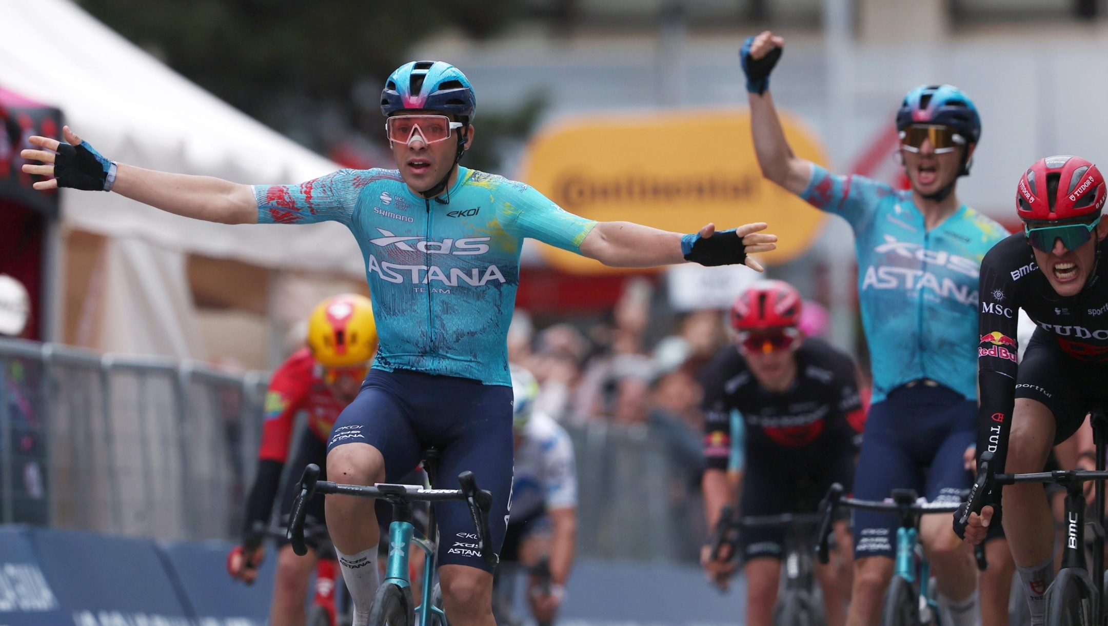 epa12943818 Uruguayan cyclist Guillermo Thomas Silva of XDS Astana Team wins the 2nd stage of the 109th edition of the Giro d'Italia cycling race over 221km from Burgas to Tarnovo, Bulgaria, 09 May 2026.  EPA/BORISLAV TROSHEV