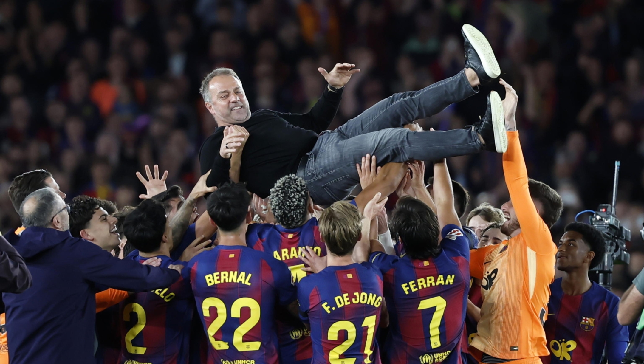 epaselect epa12946450 FC Barcelona's players and their head coach Hansi Flick (C) celebrate the 2025/2026 Spanish LaLiga Championship after winning the Spanish LaLiga soccer match between FC Barcelona and Real Madrid, in Barcelona, Spain, 10 May 2026.  EPA/ANDREU DALMAU