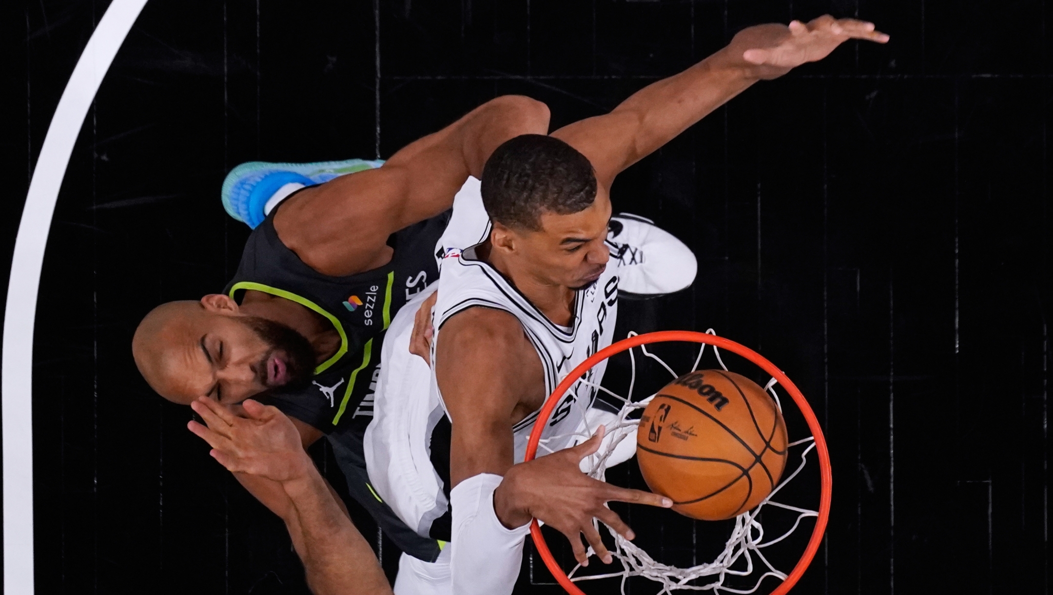 San Antonio Spurs forward Victor Wembanyama (1) scores over Minnesota Timberwolves center Rudy Gobert (27) during the first half in Game 2 of a second-round NBA playoffs basketball series in San Antonio, Wednesday, May 6, 2026. (AP Photo/Eric Gay)    Associated Press / LaPresse Only italy and spain