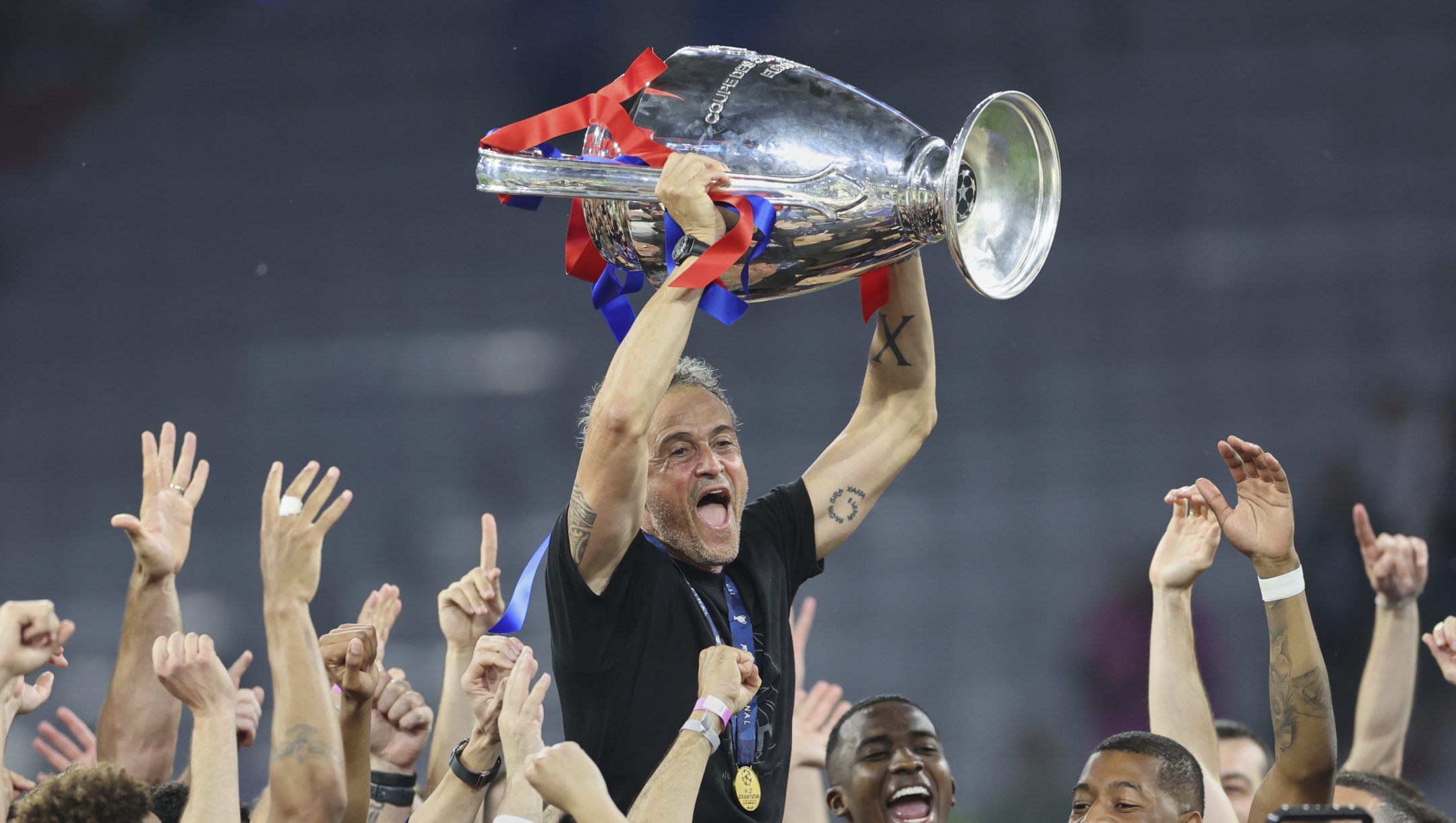 PSG's head coach Luis Enrique lifts the trophy after the Champions League final soccer match between Paris Saint-Germain and Inter Milan at the Allianz Arena in Munich, Germany, Saturday, May 31, 2025. (AP Photo/Alexandra Beier)