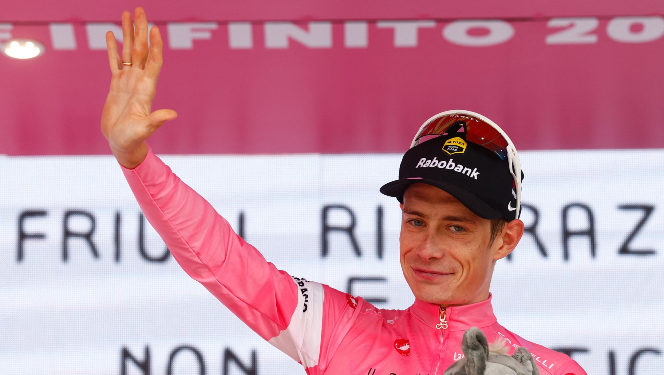 Team Visma Lease a Bike Danish rider Jonas Vingegaard celebrates on the podium with the overall leader's pink jersey after the 20th stage of the Giro d'Italia 2026 - Tour of Italy cycling race between Gemona del Friuli and Piancavallo, Italy, on May 30, 2026. (Photo by Luca Bettini / AFP)