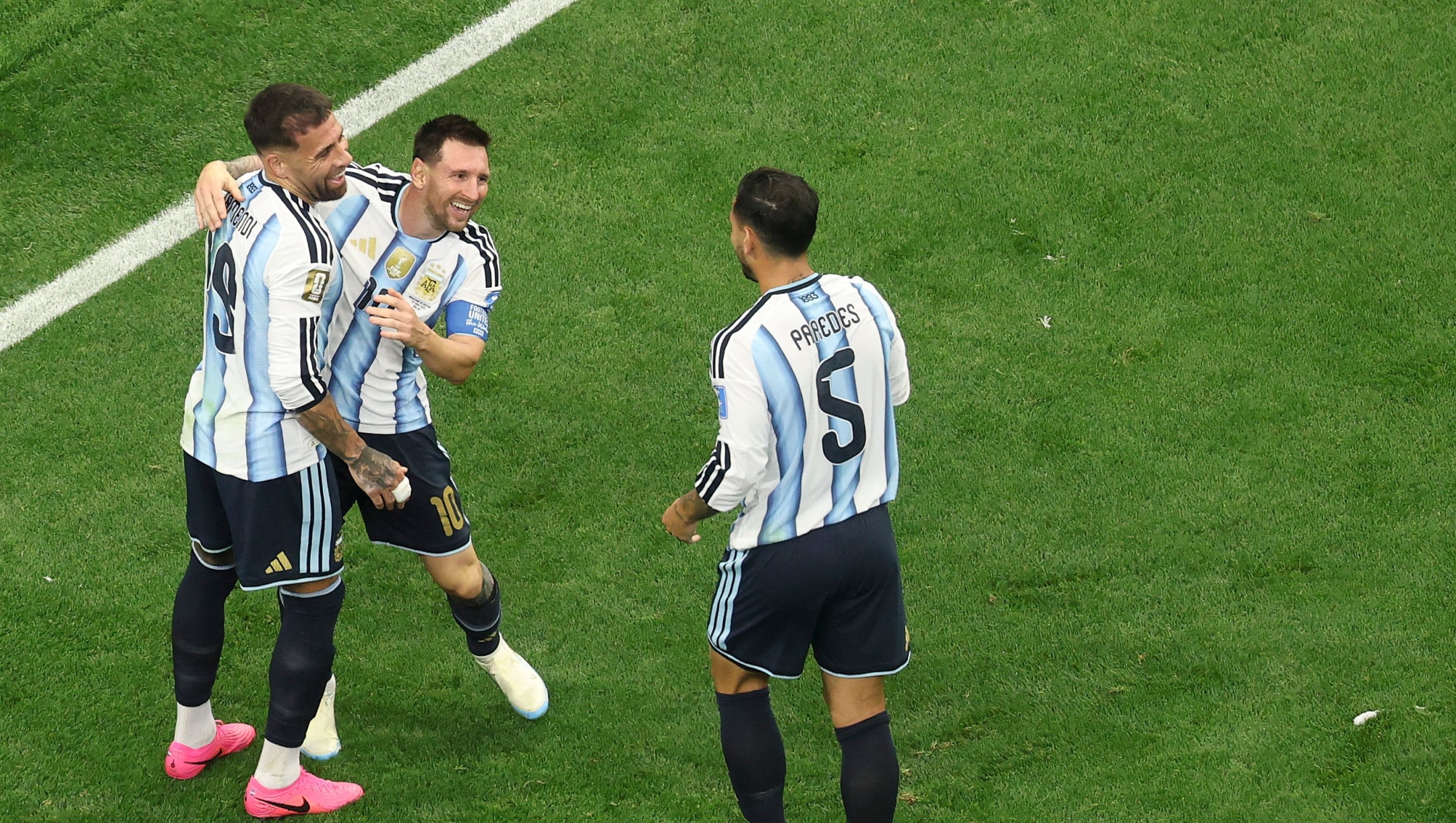  Lionel Messi #10 of Argentina celebrates with teammates Nicolas Otamendi #19 and Leandro Paredes #5 after scoring his team's second goal during the FIFA World Cup 2026 Group J match between Argentina and Austria at Dallas Stadium on June 22, 2026 in Arlington, Texas.   Stacy Revere/Getty Images/AFP (Photo by Stacy Revere / GETTY IMAGES NORTH AMERICA / Getty Images via AFP)