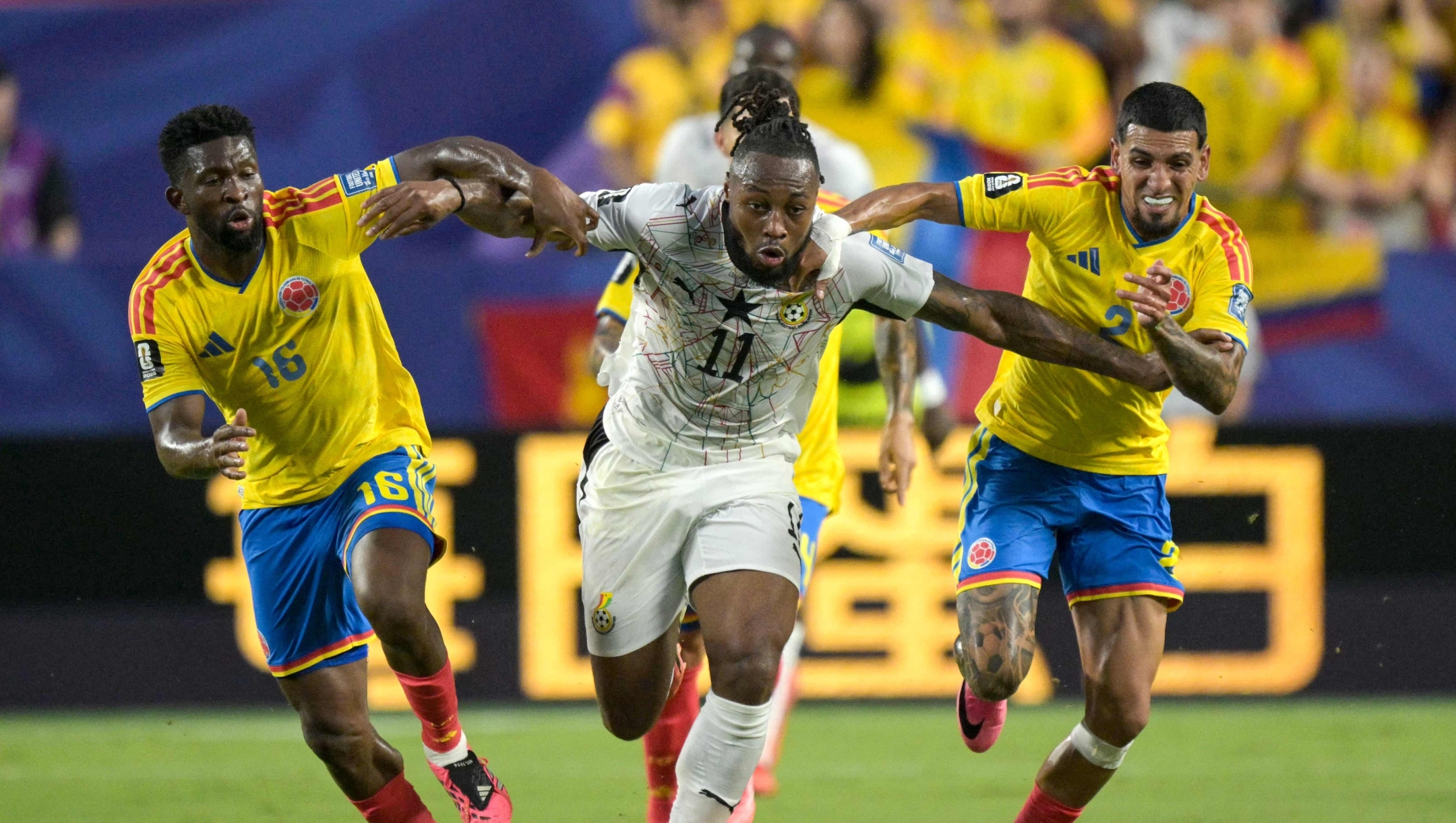 TOPSHOT - Colombia's midfielder #16 Jefferson Lerma and defender #02 Daniel Munoz fight for the ball with Ghana's forward #11 Antoine Semenyo during the 2026 World Cup round of 32 football match between Colombia and Ghana at the Kansas City Stadium in Kansas City on July 3, 2026.  (Photo by JUAN MABROMATA / AFP)