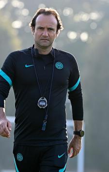 COMO, ITALY - OCTOBER 18: Fitness coach Fabio Ripert of FC Internazionale looks on during the FC Internazionale training session before the UEFA Champions League group D match between FC Internazionale Milano v Fotbal Club Sheriff Tiraspol at the club's training ground Suning Training Center at Appiano Gentile on October 18, 2021 in Como, Italy. (Photo by Mattia Ozbot - Inter/Inter via Getty Images)