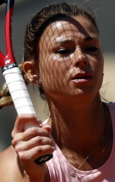 epa10664430 Camila Giorgi of Italy plays Jessica Pegula of the USA in their Women's Singles second round match during the French Open Grand Slam tennis tournament at Roland Garros in Paris, France, 31 May 2023.  EPA/YOAN VALAT