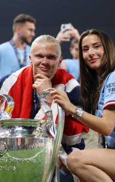 ISTANBUL, TURKEY - JUNE 10: Erling Haaland of Manchester City and his girlfriend Isabel Johansen celebrate with the UEFA Champions League trophy and Norwegian flag after the team's victory in the UEFA Champions League 2022/23 final match between FC Internazionale and Manchester City FC at Ataturk Olympic Stadium on June 10, 2023 in Istanbul, Turkey. (Photo by Michael Steele/Getty Images)